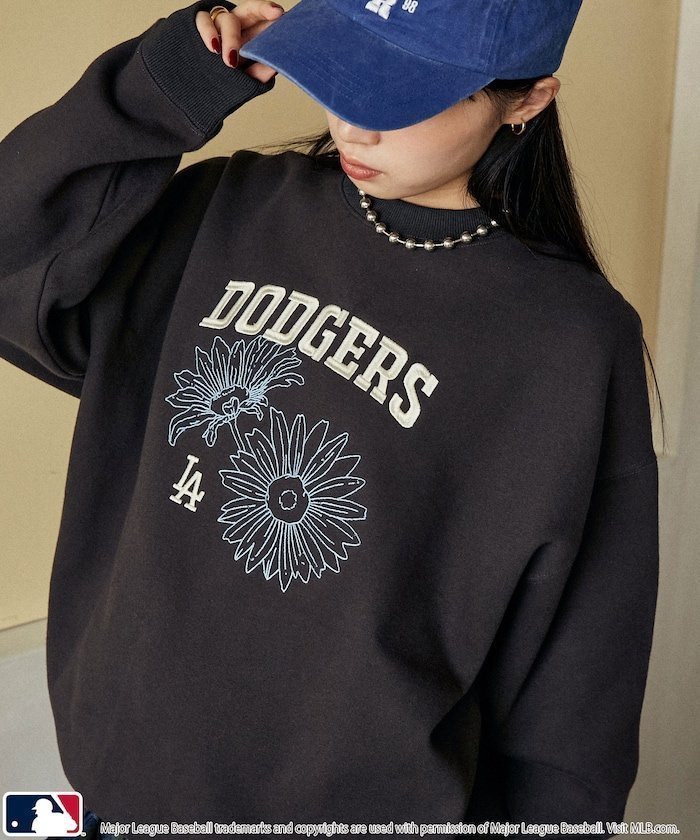 【フリークスストア/FREAK'S STORE】のMLB フラワー 刺繍 スウェット 限定展開 インテリア・キッズ・メンズ・レディースファッション・服の通販 founy(ファニー) 　ファッション　Fashion　レディースファッション　Fashion for Women　トップス・カットソー　Cut & Sew Tops　レディースパーカー・カジュアルフーディー　Casual Hoodies & Sweatshirts　スウェット・クルーネックトップス　Sweatshirts & Crewnecks / Relaxed Fit Sweat Tops　秋　Autumn　スウェット / スエット　Sweatshirt, Sweatwear　スラックス　Slacks, Dress Pants　チェック　Check, Plaid, Tartan　デニム　Denim, Jeans Material　フラワー　Flower, Floral　フレア　Flare, Flared　フロント　Front, Front Design　別注　Limited Edition, Custom Order　ミニスカート　Mini Skirt, Short Skirt　モチーフ　Motif, Design Theme　S/S・春夏　SS, Spring/Summer, Warm Season　おすすめ　Recommended / Our Picks　夏　Summer　2025年　2025　2025春夏・S/S　Spring/Summer 2025 SS25　チャコールグレー|ID: prp329100004687364 ipo3291000000033847639