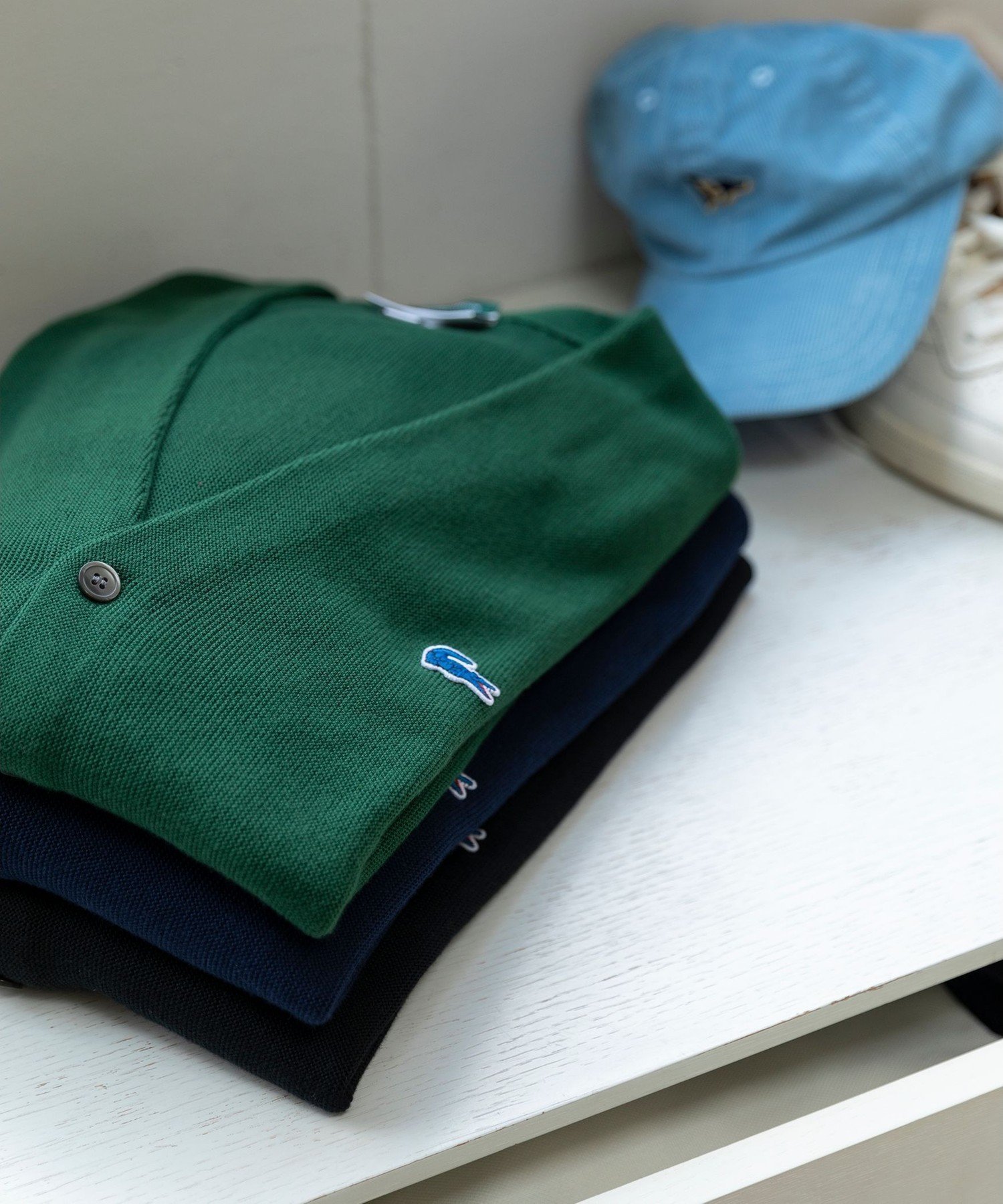 【シップス/SHIPS / MEN】の【SHIPS別注】LACOSTE コットン/ポリエステル Vネック カーディガン 24FW インテリア・キッズ・メンズ・レディースファッション・服の通販 founy(ファニー) 　ファッション　Fashion　メンズファッション　Fashion for Men　アクリル　Acrylic Material　カーディガン　Cardigan, Knitwear　クラシック　Classic, Timeless Style　今季　This Season, Current Season　人気　Popular, Best Seller　パール　Pearl, Pearl Accent　フランス　France, French　別注　Limited Edition, Custom Order　A/W・秋冬　Autumn/Winter　ゴルフ　Golf　ダークグリーン|ID: prp329100004687793 ipo3291000000033851588