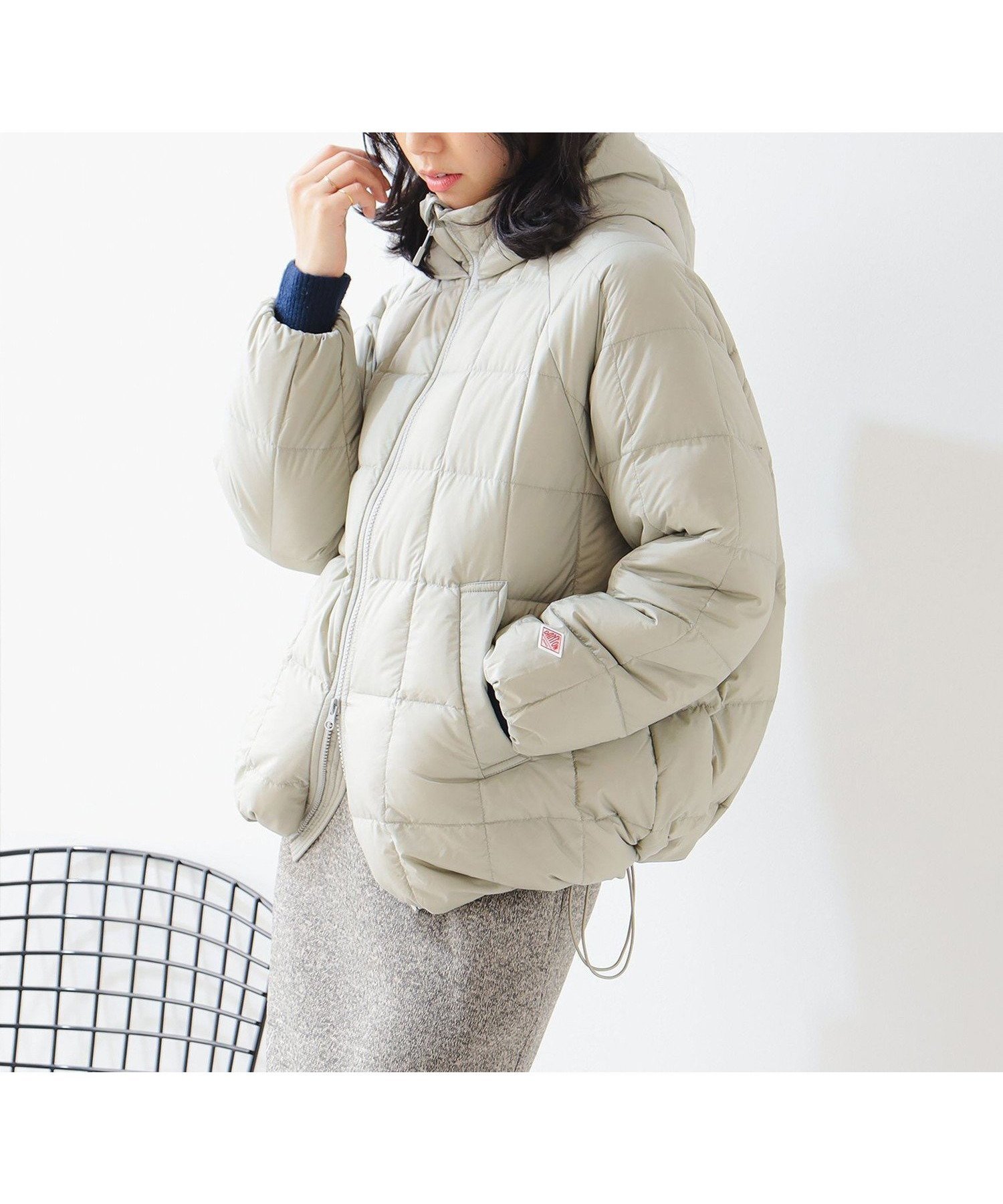 【ビーミングライフストアバイビームス/B:MING LIFE STORE by BEAMS】のDANTON / フーディー ダウン ジャケット(S~M) 25AW 秋冬 秋アウター 防寒 インテリア・キッズ・メンズ・レディースファッション・服の通販 founy(ファニー) 　ファッション　Fashion　レディースファッション　Fashion for Women　アウター　Coat / Outerwear Collection　レディースジャケット・軽アウター　Jackets　インナー　Innerwear　秋　Autumn　シンプル　Simple, Minimal　ジップ　Zip, Zipper　ジャケット　Jacket, Outerwear　スクエア　Square, Square Shape　スリーブ　Sleeve, Long Sleeve / Short Sleeve　ダウン　Down, Puffer　ドローコード　Drawcord, Drawstring Cord　フランス　France, French　ベスト　Vest, Waistcoat　防寒　Cold Protection, Winter-Ready　ワーク　Workwear, Utility Style　A/W・秋冬　Autumn/Winter　再入荷　Restock / Back in Stock　おすすめ　Recommended / Our Picks　2025年　2025　2025-2026秋冬・A/W　Autumn/Winter 2025–26 AW25–26　GREIGE|ID: prp329100004688313 ipo3291000000034435996