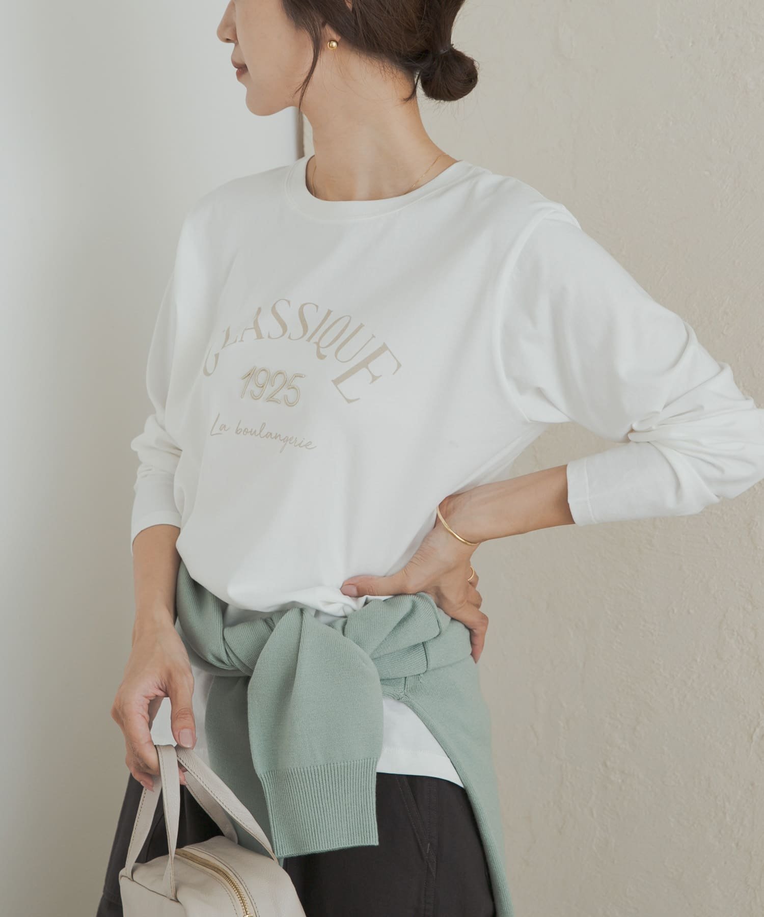 【アーバンリサーチ ドアーズ/URBAN RESEARCH DOORS】のロゴプリント+刺しゅうロングTシャツ インテリア・キッズ・メンズ・レディースファッション・服の通販 founy(ファニー) 　ファッション　Fashion　レディースファッション　Fashion for Women　トップス・カットソー　Cut & Sew Tops　シャツ・ブラウス・オフィスカジュアル　Elegant Blouses & Button-Ups　ロングTシャツ・Tシャツ　Longline T-Shirts & Tees　2025年　2025　2025-2026秋冬・A/W　Autumn/Winter 2025–26 AW25–26　冬　Winter / This Winter　カーディガン　Cardigan, Knitwear　シンプル　Simple, Minimal　ジャケット　Jacket, Outerwear　スラックス　Slacks, Dress Pants　ブルゾン　Blouson, Bomber Jacket　プリント　Print, Printed Pattern　ベーシック　Basic, Essential　ロング　Long, Long-Length　A/W・秋冬　Autumn/Winter　長袖　Long Sleeve, Full Sleeve　OFF×BEG|ID: prp329100004688375 ipo3291000000034190354