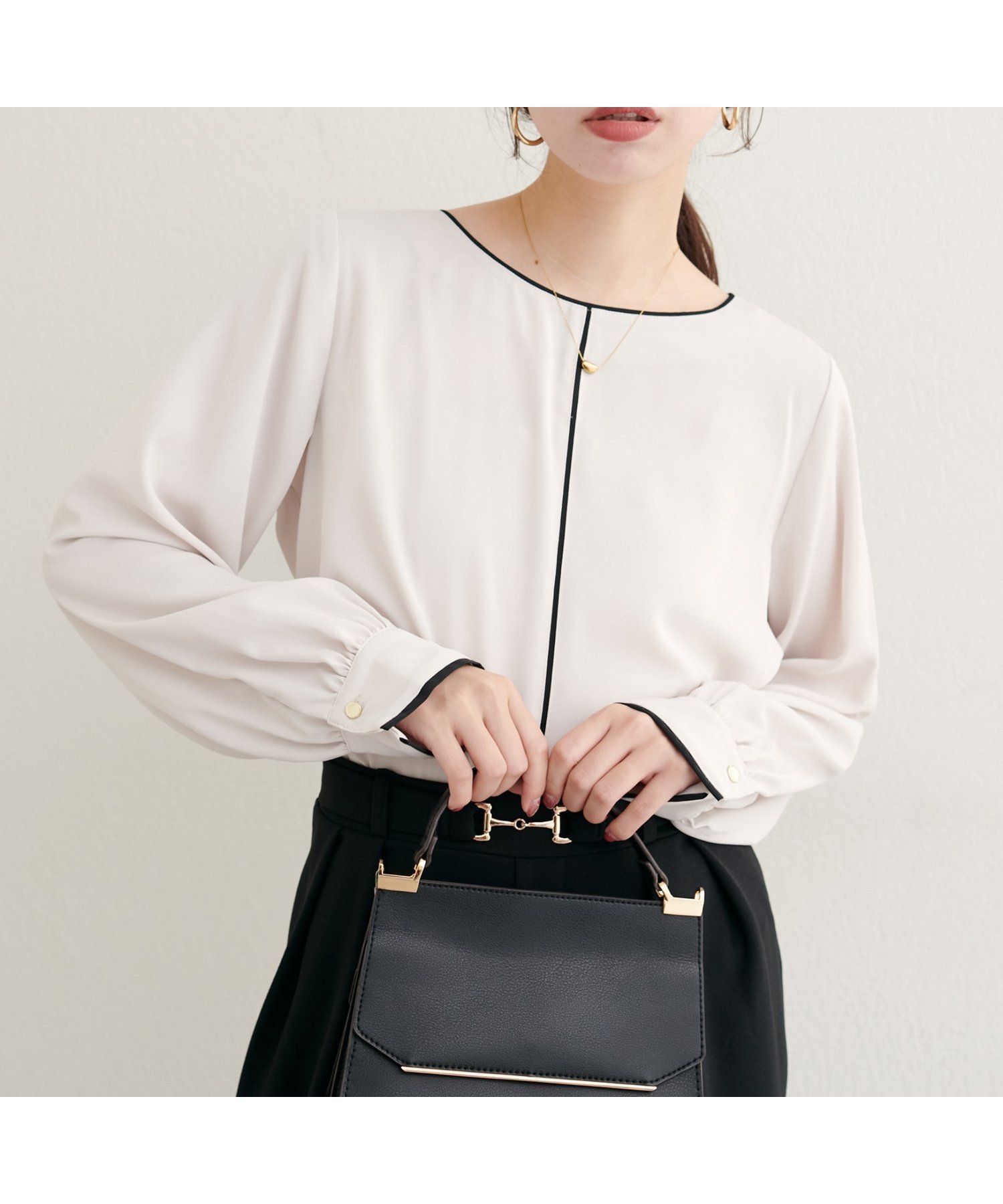 【ナチュラルクチュール/natural couture】の【WEB限定】バイカラー長袖ブラウス インテリア・キッズ・メンズ・レディースファッション・服の通販 founy(ファニー) 　ファッション　Fashion　レディースファッション　Fashion for Women　トップス・カットソー　Cut & Sew Tops　シャツ・ブラウス・オフィスカジュアル　Elegant Blouses & Button-Ups　アクセサリー　Fashion Accessories　カーディガン　Cardigan, Knitwear　シンプル　Simple, Minimal　ジャケット　Jacket, Outerwear　タイトスカート　Pencil Skirt, Tight Skirt　デコルテ　Décolleté, Neckline　デニム　Denim, Jeans Material　トレンド　Trend, Trending Now　長袖　Long Sleeve, Full Sleeve　フェミニン　Feminine, Girly　フレア　Flare, Flared　再入荷　Restock / Back in Stock　おすすめ　Recommended / Our Picks　エレガント 上品　Elegant　2025年　2025　2025-2026秋冬・A/W　Autumn/Winter 2025–26 AW25–26　オフホワイト|ID: prp329100004688456 ipo3291000000034003378