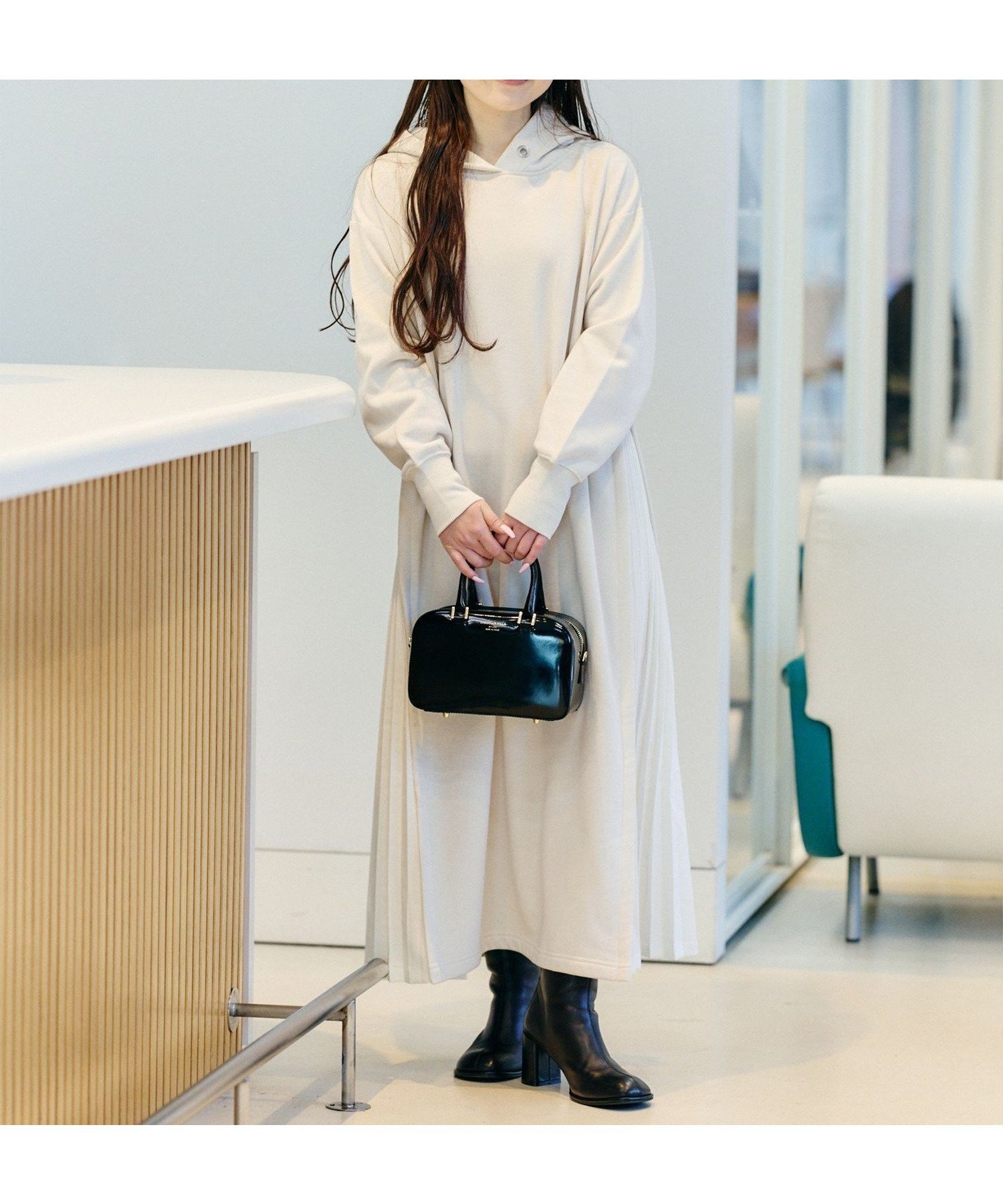 【ビームス ハート/BEAMS HEART】の【裏起毛/洗濯可】サイド プリーツ フーディー ワンピース 25AW 異素材 スウェットワンピ 春まで着られる インテリア・キッズ・メンズ・レディースファッション・服の通販 founy(ファニー) ファッション Fashion レディースファッション Fashion for Women ワンピース Dresses 春 Spring キャミソール Camisole, Spaghetti Strap Top シューズ Shoes, Footwear ジップ Zip, Zipper ジョーゼット Georgette, Semi-Sheer Fabric スウェット / スエット Sweatshirt, Sweatwear ストレート Straight, Straight Cut スニーカー Sneakers, Trainers デニム Denim, Jeans Material フラット Flat, Flat Shoes プリーツ Pleats, Pleated リラックス Relax, Relaxed Fit レギンス Leggings, Stretch Pants エレガント 上品 Elegant 2025年 2025 2025-2026秋冬・A/W Autumn/Winter 2025–26 AW25–26 IVORY|ID: prp329100004688977 ipo3291000000036184206