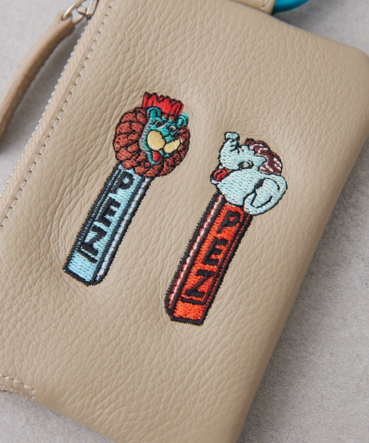 【イア パピヨネ/ear PAPILLONNER】の【PEZ(ペッツ) ×ear】《牛革》カラビナ付きパス キーケース インテリア・キッズ・メンズ・レディースファッション・服の通販 founy(ファニー) 　ファッション　Fashion　レディースファッション　Fashion for Women　コラボ　Collaboration, Collab　チャーム　Charm, Pendant　人気　Popular, Best Seller　ポケット　Pocket, Pocket Detail　ループ　Loop, Loop Knit　グレージュ|ID: prp329100004689219 ipo3291000000033866027
