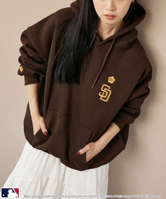 【フリークスストア/FREAK'S STORE】のMLB×MARY QUANT EMBROIDERY SWEAT HOODIE /マリークワント/デイジーロゴ裏起毛スウェットパーカー 25FW インテリア・キッズ・メンズ・レディースファッション・服の通販 founy(ファニー) 　ファッション　Fashion　レディースファッション　Fashion for Women　トップス・カットソー　Cut & Sew Tops　レディースパーカー・カジュアルフーディー　Casual Hoodies & Sweatshirts　スウェット・クルーネックトップス　Sweatshirts & Crewnecks / Relaxed Fit Sweat Tops　コレクション　Collection, Seasonal Line　シンプル　Simple, Minimal　スウェット / スエット　Sweatshirt, Sweatwear　スペシャル　Special, Limited Edition　バランス　Balance, Style Balance　フロント　Front, Front Design　ポケット　Pocket, Pocket Detail　ミニスカート　Mini Skirt, Short Skirt　リアル　Real, Realistic　ロング　Long, Long-Length　ロンドン　London Style, British Inspired　A/W・秋冬　Autumn/Winter　冬　Winter / This Winter　ブラウン|ID: prp329100004690071 ipo3291000000033895512