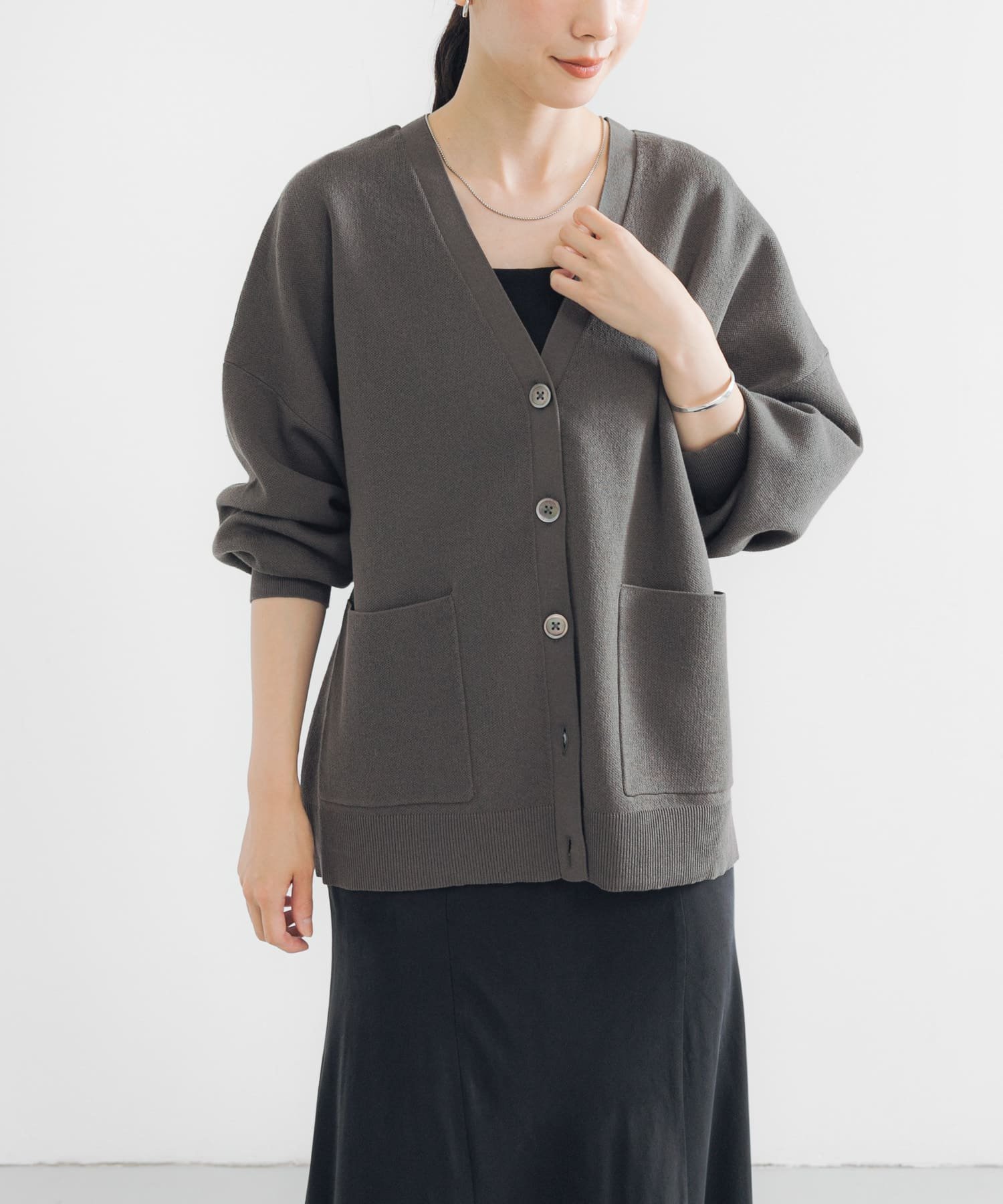 【アーバンリサーチ/URBAN RESEARCH】のVネックルーズカーディガン インテリア・キッズ・メンズ・レディースファッション・服の通販 founy(ファニー) 　ファッション　Fashion　レディースファッション　Fashion for Women　トップス・カットソー　Cut & Sew Tops　カーディガン・羽織り　Layered Style Cardigans　Vネックトップス　V-Neck Tops / V-Cut Neckline Shirts　秋　Autumn　カーディガン　Cardigan, Knitwear　ショルダー　Shoulder, Shoulder Strap　タンク　Tank Top, Sleeveless Top　ドロップ　Drop Shoulder, Dropped Style　パッチ　Patch, Appliqué　フロント　Front, Front Design　ポケット　Pocket, Pocket Detail　ルーズ　Loose, Oversized　ロング　Long, Long-Length　ワイド　Wide, Wide Fit　冬　Winter / This Winter　A/W・秋冬　Autumn/Winter　夏　Summer　2025年　2025　2025-2026秋冬・A/W　Autumn/Winter 2025–26 AW25–26　KHK GRAY|ID: prp329100004690331 ipo3291000000033988007