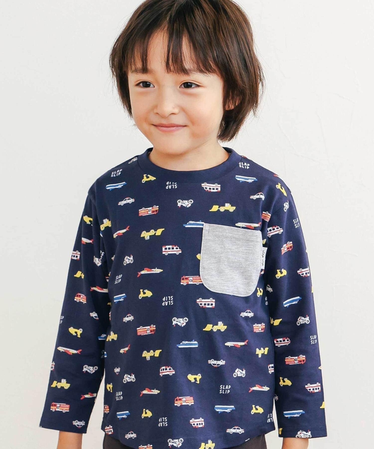 【ベベ オンライン ストア/BEBE ONLINE STORE / KIDS】の【スララク/防汚加工/オーガニックコットン】わくわく男の子長袖Tシャツ(80~130cm) インテリア・キッズ・メンズ・レディースファッション・服の通販 founy(ファニー) 　ファッション　Fashion　キッズファッション　Fashion for Kids　アニマル　Animal Print　アンダー　Underwear Essentials　スポーツ　Sports, Activewear　人気　Popular, Best Seller　長袖　Long Sleeve, Full Sleeve　フレンチ　French, French Style　フロント　Front, Front Design　プリント　Print, Printed Pattern　ボーダー　Border, Stripe　ポケット　Pocket, Pocket Detail　モチーフ　Motif, Design Theme　A/W・秋冬　Autumn/Winter　犬　Dog　エレガント 上品　Elegant　2025年　2025　2025-2026秋冬・A/W　Autumn/Winter 2025–26 AW25–26　ネイビー×乗り物総柄×胸ポケット|ID: prp329100004690582 ipo3291000000034045201