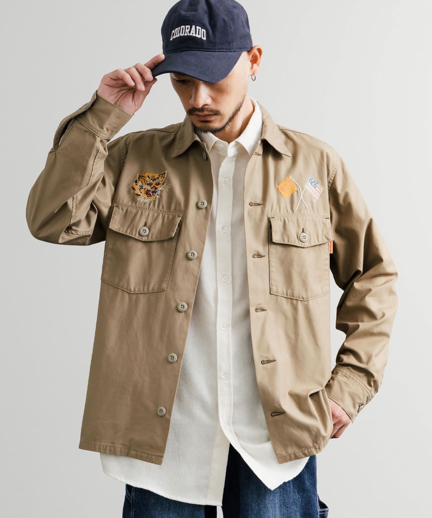 【ロッキーモンロー/Rocky Monroe】のKRIFF MAYER スーベニア刺繍ミリタリーシャツ インテリア・キッズ・メンズ・レディースファッション・服の通販 founy(ファニー) 　ファッション　Fashion　レディースファッション　Fashion for Women　トップス・カットソー　Cut & Sew Tops　シャツ・ブラウス・オフィスカジュアル　Elegant Blouses & Button-Ups　アメリカン　American Style　ヴィンテージ　Vintage Style　カットソー　Cut and Sewn Top　サテン　Satin, Glossy Fabric　トレンド　Trend, Trending Now　フォルム　Silhouette, Form　プリント　Print, Printed Pattern　ベーシック　Basic, Essential　ポケット　Pocket, Pocket Detail　ミックス　Mix, Mixed Style　ミリタリー　Military, Army Style　メンズ　Men's, Menswear　ユーズド　Used, Vintage-Look　ロング　Long, Long-Length　再入荷　Restock / Back in Stock　おすすめ　Recommended / Our Picks　20.ベージュ|ID: prp329100004690709 ipo3291000000033874462