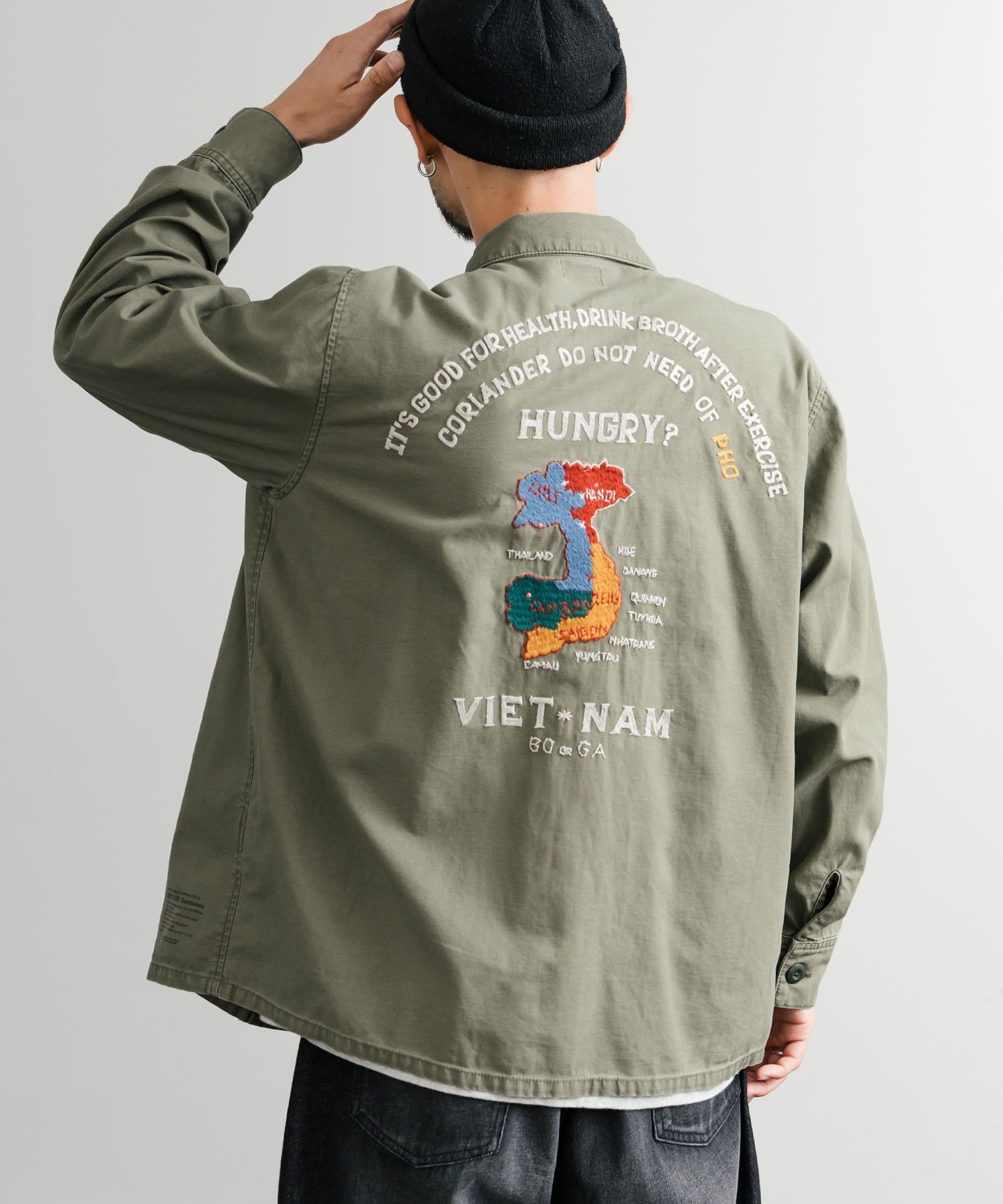 【ロッキーモンロー/Rocky Monroe】のKRIFF MAYER スーベニア刺繍ミリタリーシャツ インテリア・キッズ・メンズ・レディースファッション・服の通販 founy(ファニー) 　ファッション　Fashion　レディースファッション　Fashion for Women　トップス・カットソー　Cut & Sew Tops　シャツ・ブラウス・オフィスカジュアル　Elegant Blouses & Button-Ups　アメリカン　American Style　ヴィンテージ　Vintage Style　カットソー　Cut and Sewn Top　サテン　Satin, Glossy Fabric　トレンド　Trend, Trending Now　フォルム　Silhouette, Form　プリント　Print, Printed Pattern　ベーシック　Basic, Essential　ポケット　Pocket, Pocket Detail　ミックス　Mix, Mixed Style　ミリタリー　Military, Army Style　メンズ　Men's, Menswear　ユーズド　Used, Vintage-Look　ロング　Long, Long-Length　再入荷　Restock / Back in Stock　おすすめ　Recommended / Our Picks　68.オリーブ|ID: prp329100004690709 ipo3291000000033874463