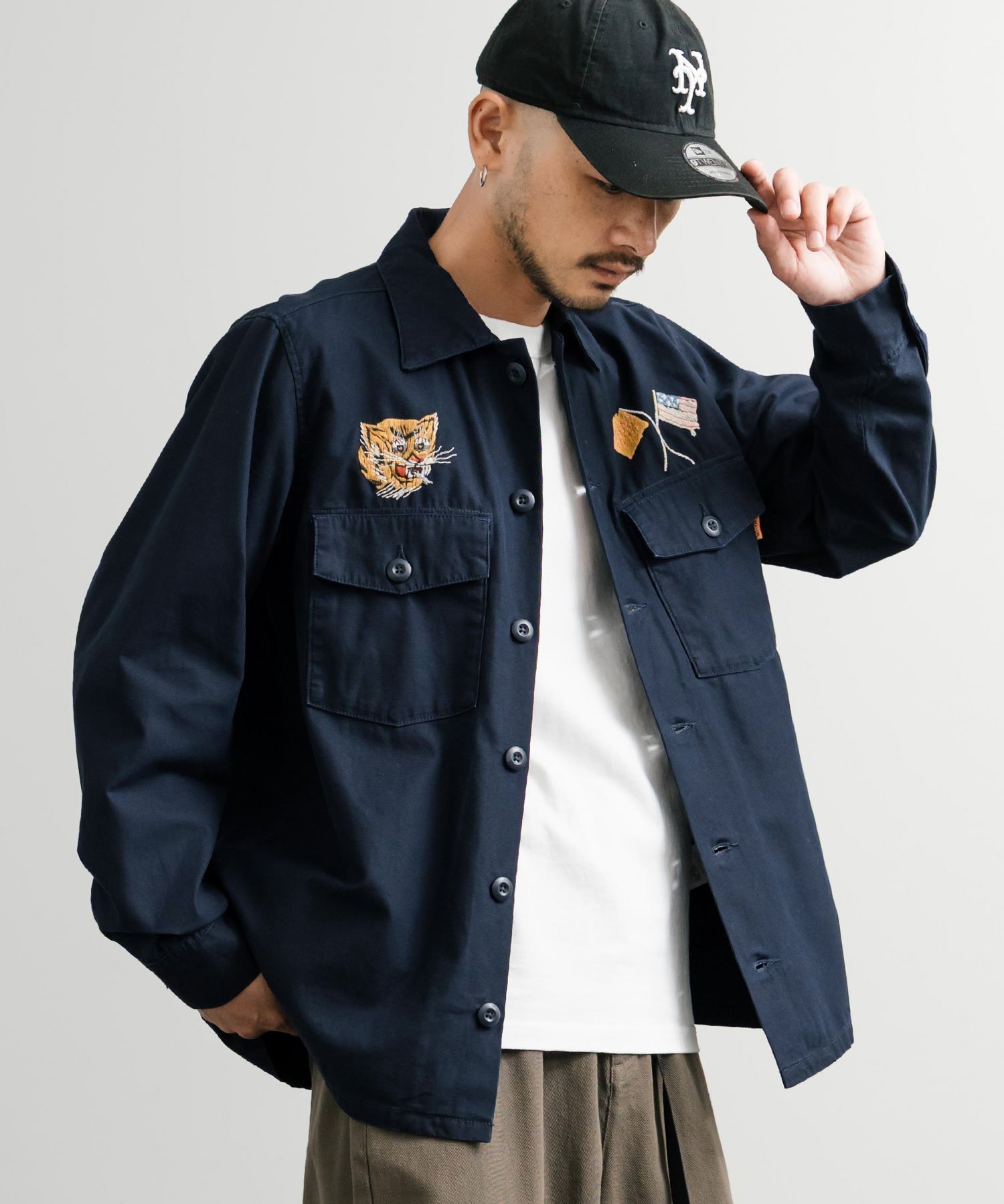 【ロッキーモンロー/Rocky Monroe】のKRIFF MAYER スーベニア刺繍ミリタリーシャツ インテリア・キッズ・メンズ・レディースファッション・服の通販 founy(ファニー) 　ファッション　Fashion　レディースファッション　Fashion for Women　トップス・カットソー　Cut & Sew Tops　シャツ・ブラウス・オフィスカジュアル　Elegant Blouses & Button-Ups　アメリカン　American Style　ヴィンテージ　Vintage Style　カットソー　Cut and Sewn Top　サテン　Satin, Glossy Fabric　トレンド　Trend, Trending Now　フォルム　Silhouette, Form　プリント　Print, Printed Pattern　ベーシック　Basic, Essential　ポケット　Pocket, Pocket Detail　ミックス　Mix, Mixed Style　ミリタリー　Military, Army Style　メンズ　Men's, Menswear　ユーズド　Used, Vintage-Look　ロング　Long, Long-Length　再入荷　Restock / Back in Stock　おすすめ　Recommended / Our Picks　79.ネイビー|ID: prp329100004690709 ipo3291000000033874464
