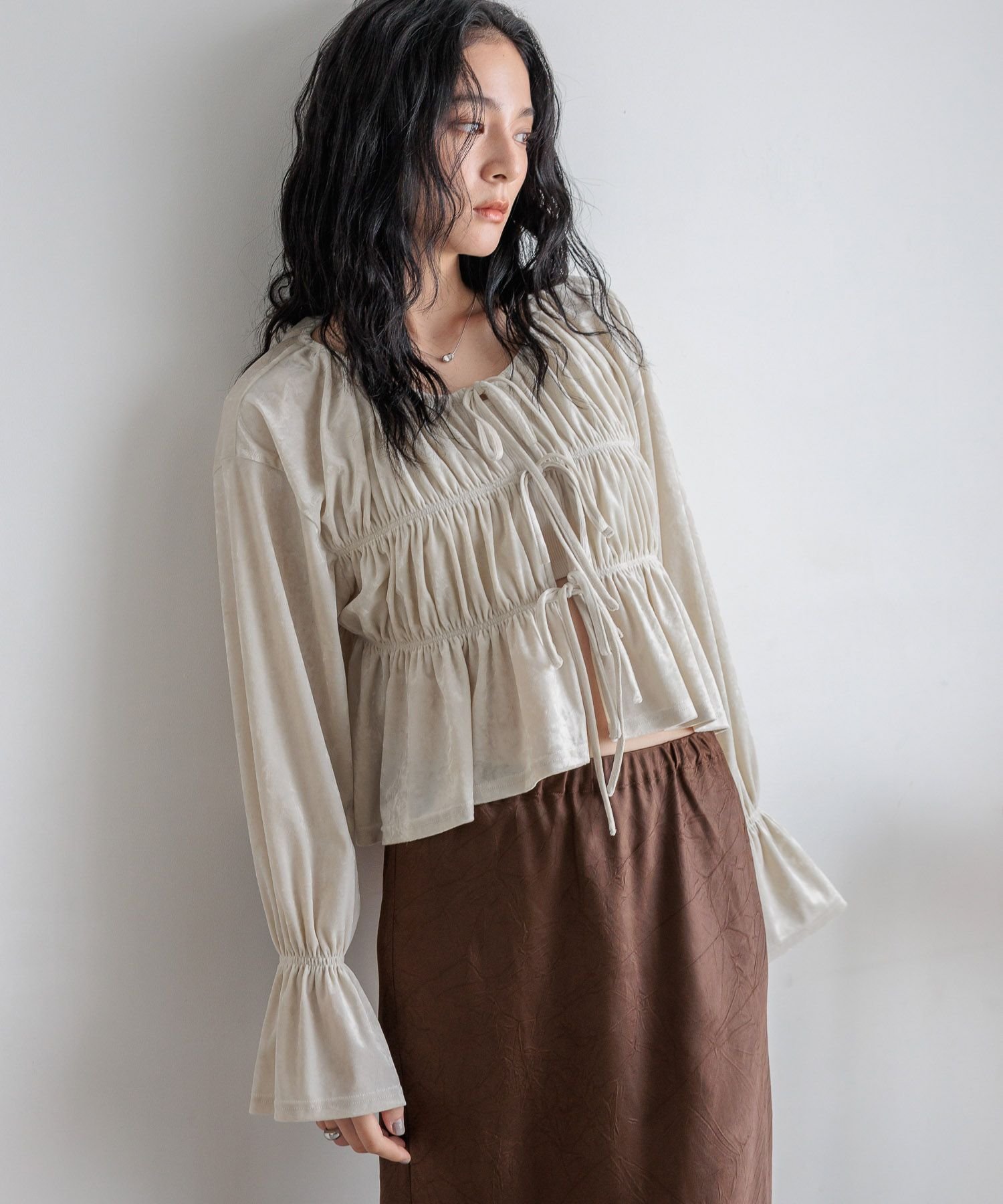 【ローリーズファーム/LOWRYS FARM】のベロアシャーリングブラウス インテリア・キッズ・メンズ・レディースファッション・服の通販 founy(ファニー) 　ファッション　Fashion　レディースファッション　Fashion for Women　トップス・カットソー　Cut & Sew Tops　シャツ・ブラウス・オフィスカジュアル　Elegant Blouses & Button-Ups　ベロアトップス　Velour Tops / Velvet-Look Items　デニム　Denim, Jeans Material　トレンド　Trend, Trending Now　ベロア　Velour, Soft Velvet　ワイド　Wide, Wide Fit　人気　Popular, Best Seller　秋　Autumn　ライトグレー|ID: prp329100004691291 ipo3291000000033877353