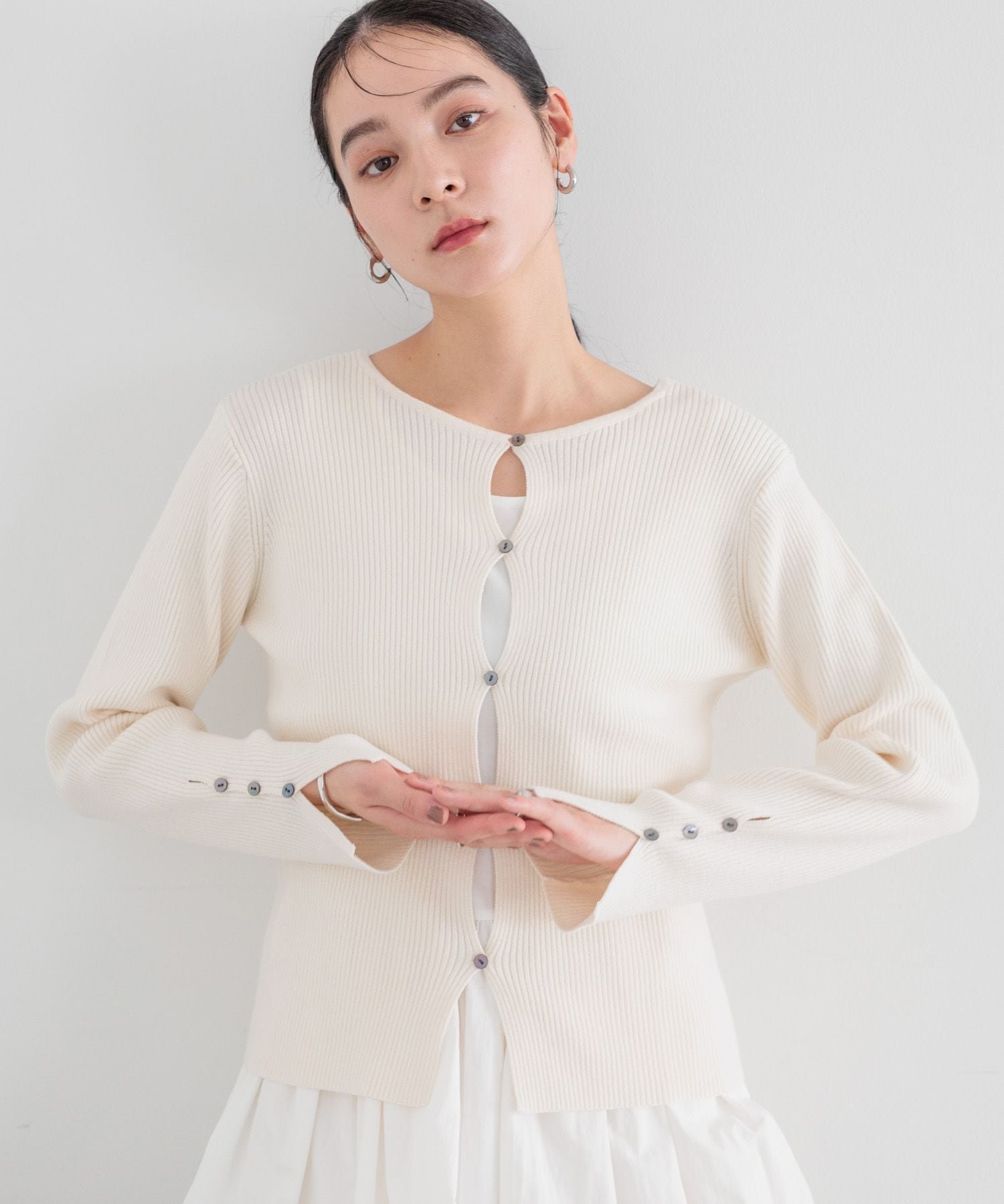 【ローリーズファーム/LOWRYS FARM】のコンパクトニットカーディガン インテリア・キッズ・メンズ・レディースファッション・服の通販 founy(ファニー) 　ファッション　Fashion　レディースファッション　Fashion for Women　トップス・カットソー　Cut & Sew Tops　ニット　Knit Tops & Sweaters　カーディガン・羽織り　Layered Style Cardigans　おすすめ　Recommended / Our Picks　アクリル　Acrylic Material　インナー　Innerwear　カーディガン　Cardigan, Knitwear　キャミワンピース　Cami Dress, Slip Dress　シンプル　Simple, Minimal　スリット　Slit, Slit Detail　デニム　Denim, Jeans Material　トレンド　Trend, Trending Now　ボトム　Bottoms, Lower Wear　ワイド　Wide, Wide Fit　アイボリー08|ID: prp329100004691397 ipo3291000000033877865
