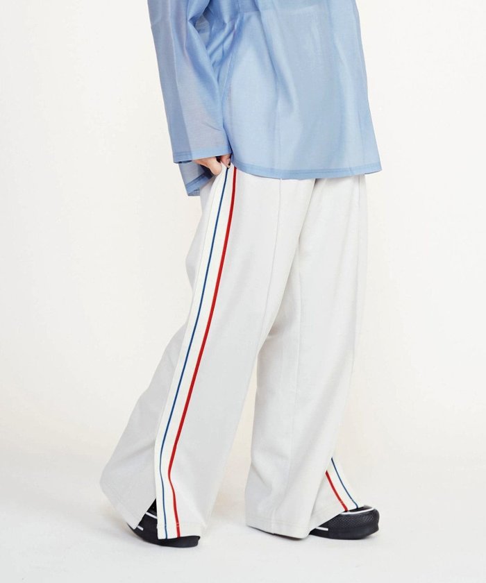 【コンバーストウキョウ/CONVERSE TOKYO】のSIDE LINE LOOSE TRACK PANTS インテリア・キッズ・メンズ・レディースファッション・服の通販 founy(ファニー) https://founy.com/ ファッション Fashion レディースファッション Fashion for Women パンツ Pants & Trousers ジャケット Jacket, Outerwear スリット Slit, Slit Detail 定番 Standard, Basic Item ルーズ Loose, Oversized おすすめ Recommended / Our Picks |ID: prp329100004691940 ipo3291000000033880852