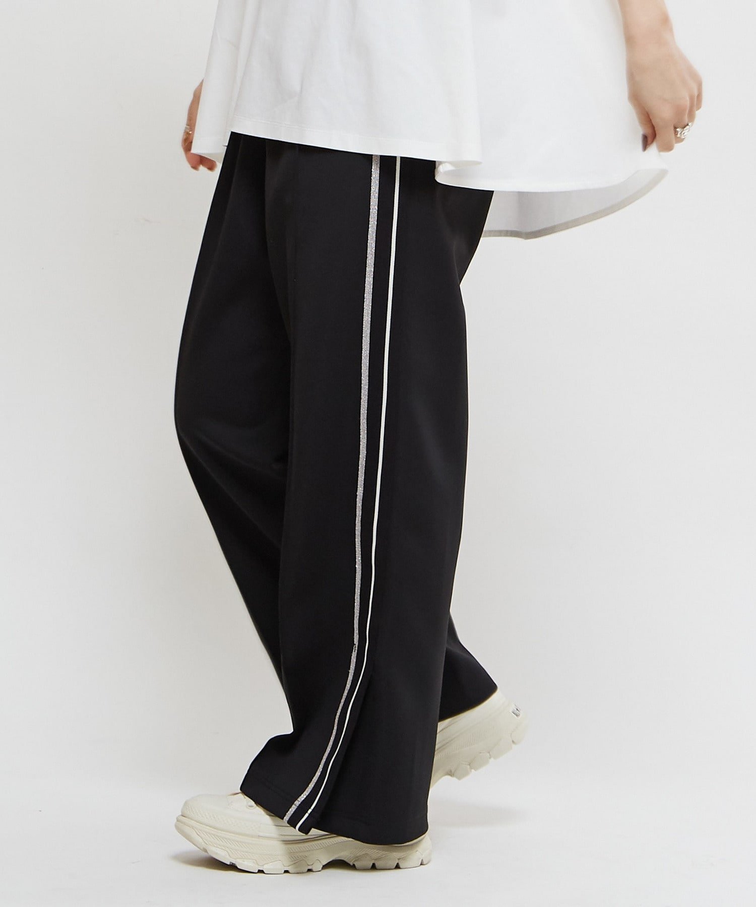 【コンバーストウキョウ/CONVERSE TOKYO】のSIDE LINE LOOSE TRACK PANTS インテリア・キッズ・メンズ・レディースファッション・服の通販 founy(ファニー) 　ファッション　Fashion　レディースファッション　Fashion for Women　パンツ　Pants & Trousers　ジャケット　Jacket, Outerwear　スリット　Slit, Slit Detail　定番　Standard, Basic Item　ルーズ　Loose, Oversized　おすすめ　Recommended / Our Picks　ブラック|ID: prp329100004691940 ipo3291000000033880857