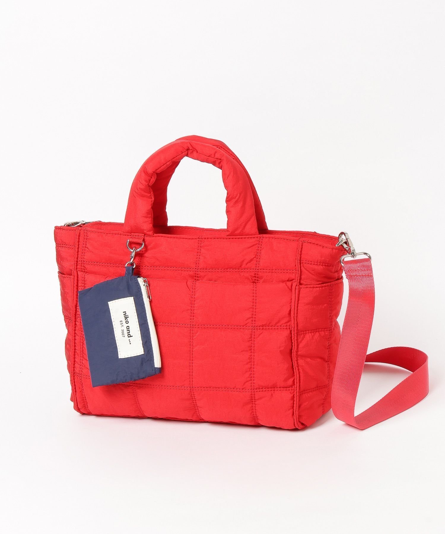 【ニコアンド/niko and】のオリジナルポーチ付きキルトトートバッグM インテリア・キッズ・メンズ・レディースファッション・服の通販 founy(ファニー) 　ファッション　Fashion　レディースファッション　Fashion for Women　バッグ　Bags　ポーチ&ミニバッグ　Pouches & Mini Bags　キルティング　Quilted, Quilting　キルト　Quilt, Quilted Fabric　キーホルダー　Keychain, Key Holder　ショルダー　Shoulder, Shoulder Strap　スクエア　Square, Square Shape　財布　Wallet, Purse　チャーム　Charm, Pendant　ベーシック　Basic, Essential　ポーチ　Pouch, Small Case　リップ　Lip, Lip Motif　レオパード　Leopard, Animal Print　おすすめ　Recommended / Our Picks　旅行　Travel　ビジネス 仕事 通勤　Business / Work / Commuting　レッド【WEB+大型店限定】|ID: prp329100004692177 ipo3291000000034511313