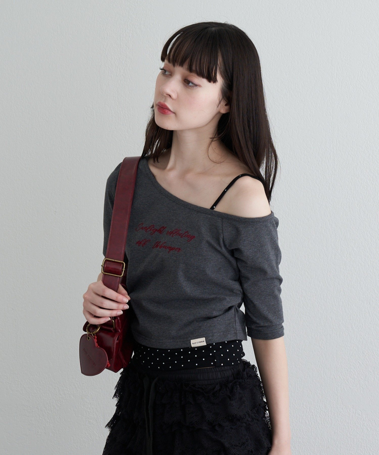 【パルグループ/PAL GROUP】の【RAY CASSIN】フロッキーロゴワンショルレイヤードTシャツ インテリア・キッズ・メンズ・レディースファッション・服の通販 founy(ファニー) 　ファッション　Fashion　レディースファッション　Fashion for Women　トップス・カットソー　Cut & Sew Tops　シャツ・ブラウス・オフィスカジュアル　Elegant Blouses & Button-Ups　ロングTシャツ・Tシャツ　Longline T-Shirts & Tees　おすすめ　Recommended / Our Picks　キャミ　Camisole, Cami Top　ギャザー　Gathered, Ruffled　コンパクト　Compact, Small Size　ロング　Long, Long-Length　ワンショル　One Shoulder, Asymmetrical　再入荷　Restock / Back in Stock　チャコールグレー|ID: prp329100004692273 ipo3291000000033882354
