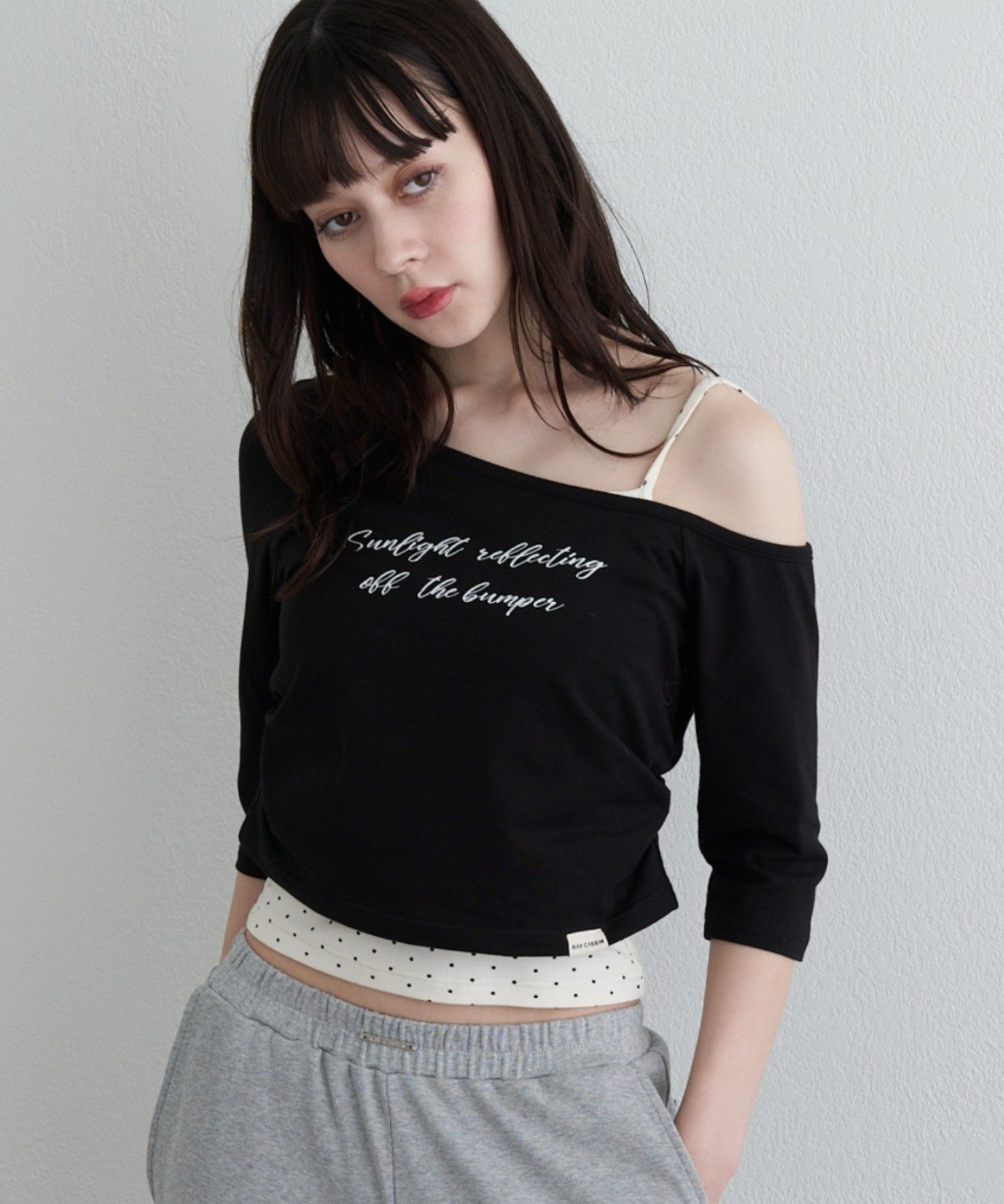 【パルグループ/PAL GROUP】の【RAY CASSIN】フロッキーロゴワンショルレイヤードTシャツ インテリア・キッズ・メンズ・レディースファッション・服の通販 founy(ファニー) 　ファッション　Fashion　レディースファッション　Fashion for Women　トップス・カットソー　Cut & Sew Tops　シャツ・ブラウス・オフィスカジュアル　Elegant Blouses & Button-Ups　ロングTシャツ・Tシャツ　Longline T-Shirts & Tees　おすすめ　Recommended / Our Picks　キャミ　Camisole, Cami Top　ギャザー　Gathered, Ruffled　コンパクト　Compact, Small Size　ロング　Long, Long-Length　ワンショル　One Shoulder, Asymmetrical　再入荷　Restock / Back in Stock　ブラック|ID: prp329100004692273 ipo3291000000033882356