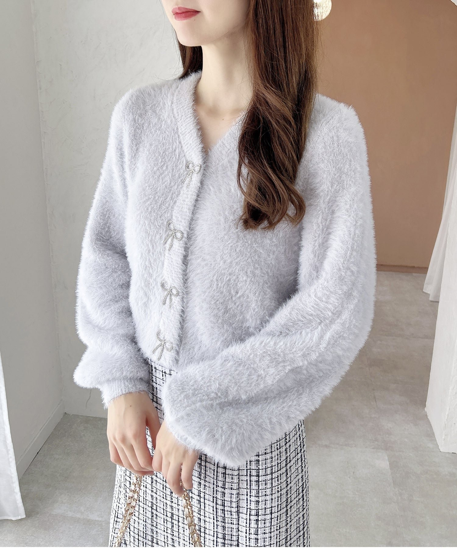 【イング/INGNI】のINGNI/12G VNリボン釦フェザーニットCD インテリア・キッズ・メンズ・レディースファッション・服の通販 founy(ファニー) 　ファッション　Fashion　レディースファッション　Fashion for Women　トップス・カットソー　Cut & Sew Tops　ニット　Knit Tops & Sweaters　イエロー　Yellow　インナー　Innerwear　カーディガン　Cardigan, Knitwear　ガーリー　Girly, Feminine Style　スマホ　Smartphone, Mobile Device　スリーブ　Sleeve, Long Sleeve / Short Sleeve　ダウン　Down, Puffer　デニム　Denim, Jeans Material　定番　Standard, Basic Item　フェザー　Feather, Feather Detail　フェミニン　Feminine, Girly　プリーツ　Pleats, Pleated　ボトム　Bottoms, Lower Wear　リボン　Ribbon, Bow　おすすめ　Recommended / Our Picks　ライトグレー|ID: prp329100004692347 ipo3291000000033882827