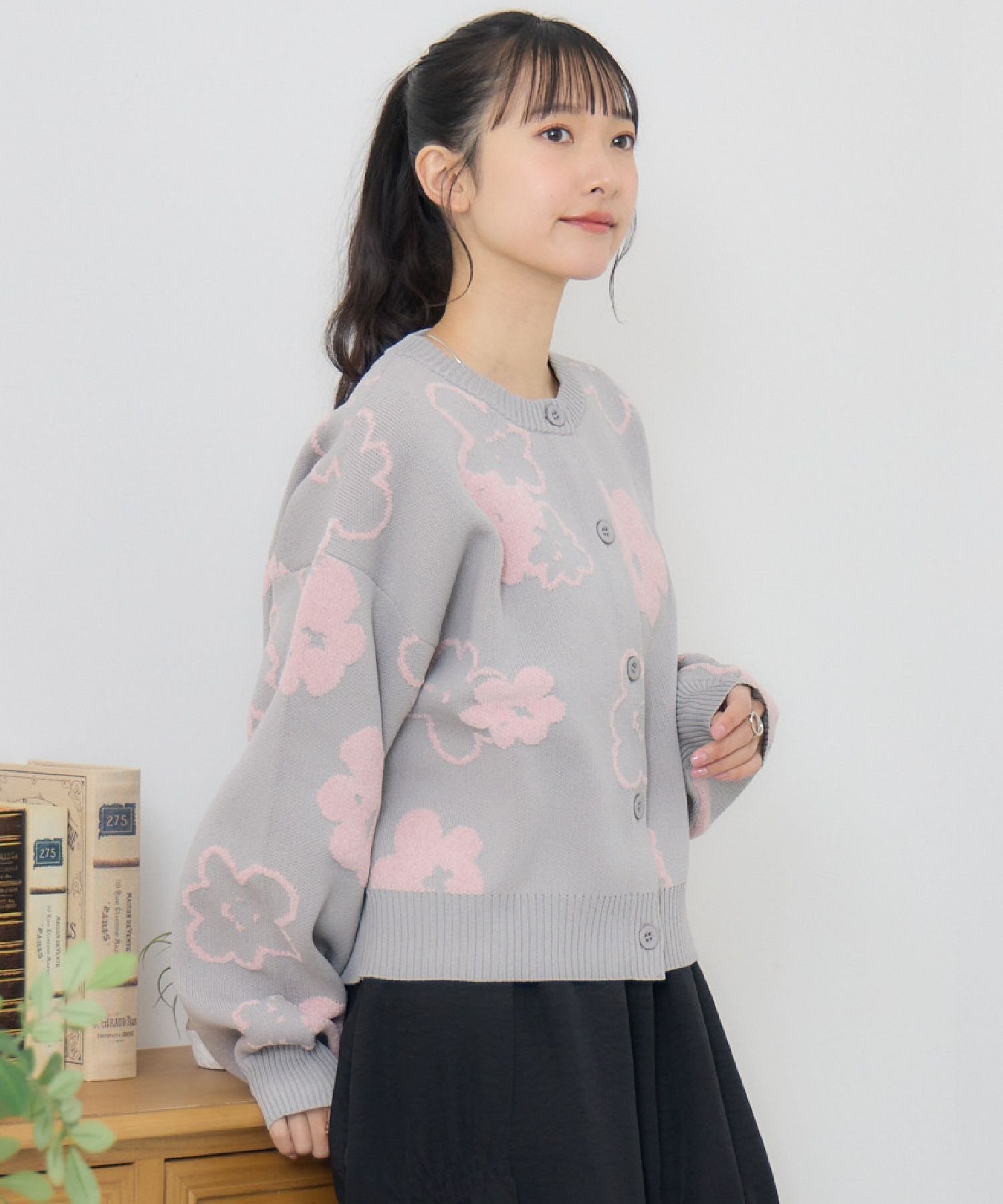 【レトロガール/RETRO GIRL】のフラワージャガードカーデ インテリア・キッズ・メンズ・レディースファッション・服の通販 founy(ファニー) 　ファッション　Fashion　レディースファッション　Fashion for Women　インナー　Innerwear　カーディガン　Cardigan, Knitwear　トレンド　Trend, Trending Now　フラワー　Flower, Floral　ベーシック　Basic, Essential　春　Spring　ライトグレー|ID: prp329100004692396 ipo3291000000033883110