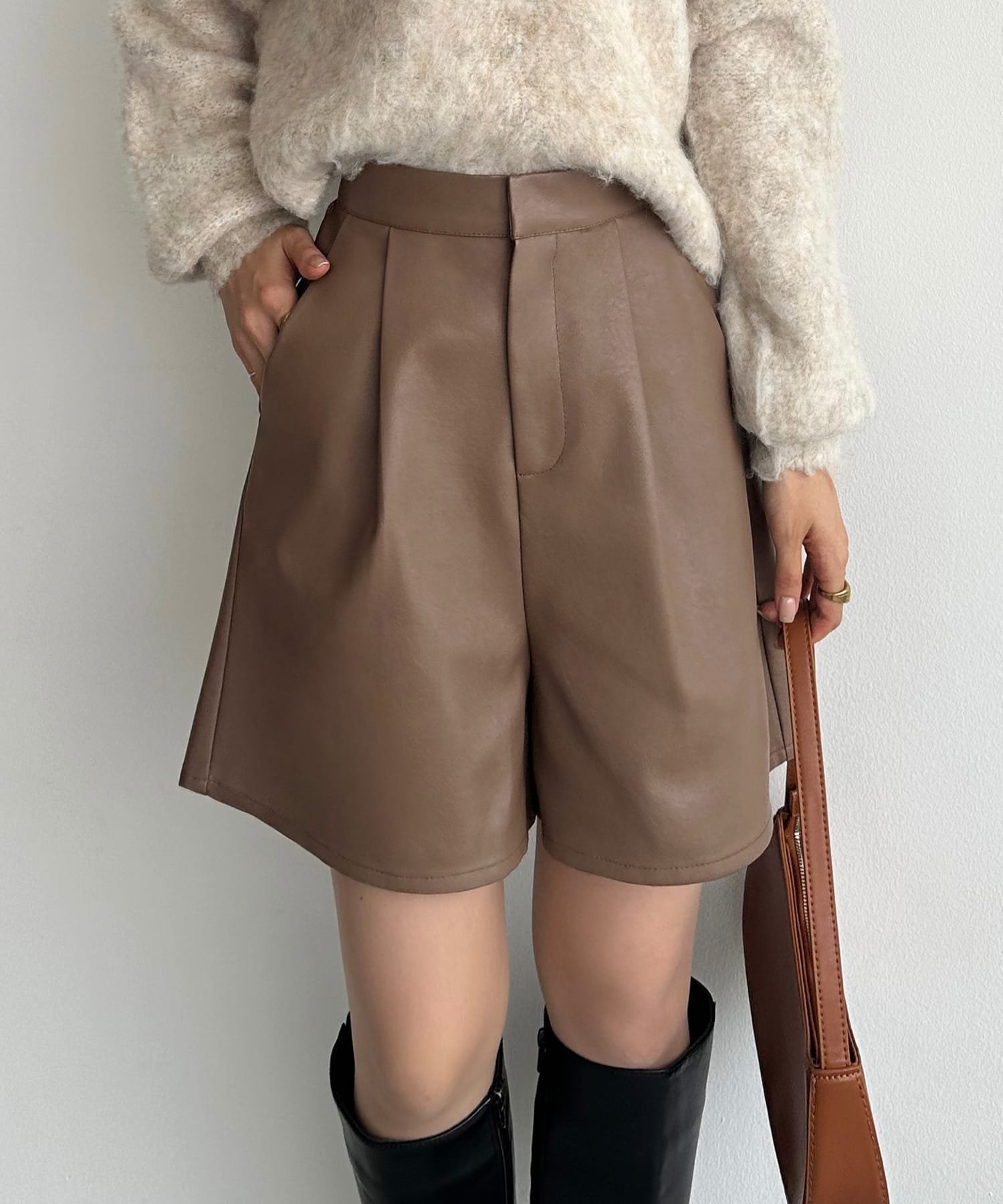 【ジュノア/JUNOAH】のcallautia レザーショートパンツ インテリア・キッズ・メンズ・レディースファッション・服の通販 founy(ファニー) 　ファッション　Fashion　レディースファッション　Fashion for Women　パンツ　Pants & Trousers　ショートパンツ・ハーフパンツ　High-Waisted & Relaxed Shorts　グレージュ|ID: prp329100004692481 ipo3291000000033883566