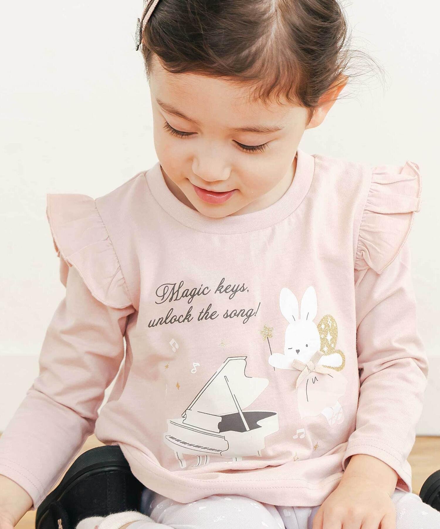 【ベベ オンライン ストア/BEBE ONLINE STORE / KIDS】の【スララク/防汚加工/オーガニックコットン】ときめき女の子長袖Tシャツ(80~130cm) インテリア・キッズ・メンズ・レディースファッション・服の通販 founy(ファニー) 　ファッション　Fashion　キッズファッション　Fashion for Kids　アンダー　Underwear Essentials　イエロー　Yellow　チェリー　Cherry, Cherry Pattern　人気　Popular, Best Seller　猫　Cat, Kitty　長袖　Long Sleeve, Full Sleeve　パープル　Purple, Violet　フリル　Frill, Ruffle　フレンチ　French, French Style　フロント　Front, Front Design　プリント　Print, Printed Pattern　ボーダー　Border, Stripe　モチーフ　Motif, Design Theme　A/W・秋冬　Autumn/Winter　犬　Dog　エレガント 上品　Elegant　2025年　2025　2025-2026秋冬・A/W　Autumn/Winter 2025–26 AW25–26　ピンク×うさぎピアノ×肩フリル|ID: prp329100004692526 ipo3291000000033883838