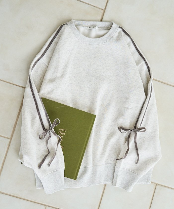 【フリークスストア/FREAK'S STORE】のベロア リボン ライン 裏起毛 スウェット プルオーバー【限定展開】 25AW インテリア・キッズ・メンズ・レディースファッション・服の通販 founy(ファニー) 　ファッション　Fashion　レディースファッション　Fashion for Women　トップス・カットソー　Cut & Sew Tops　レディースパーカー・カジュアルフーディー　Casual Hoodies & Sweatshirts　カジュアルプルオーバー・ニットトップス　Pullovers & Knit Tops / Casual Pullovers　スウェット・クルーネックトップス　Sweatshirts & Crewnecks / Relaxed Fit Sweat Tops　ベロアトップス　Velour Tops / Velvet-Look Items　2025年　2025　2025-2026秋冬・A/W　Autumn/Winter 2025–26 AW25–26　冬　Winter / This Winter　おすすめ　Recommended / Our Picks　スウェット / スエット　Sweatshirt, Sweatwear　スポーティ　Sporty, Casual Athletic　スリーブ　Sleeve, Long Sleeve / Short Sleeve　タートルネック　Turtleneck, High Neck　デニム　Denim, Jeans Material　ビッグ　Big, Oversized　ベロア　Velour, Soft Velvet　リボン　Ribbon, Bow　ワイド　Wide, Wide Fit　人気　Popular, Best Seller　A/W・秋冬　Autumn/Winter　ライトグレー|ID: prp329100004693347 ipo3291000000036069740