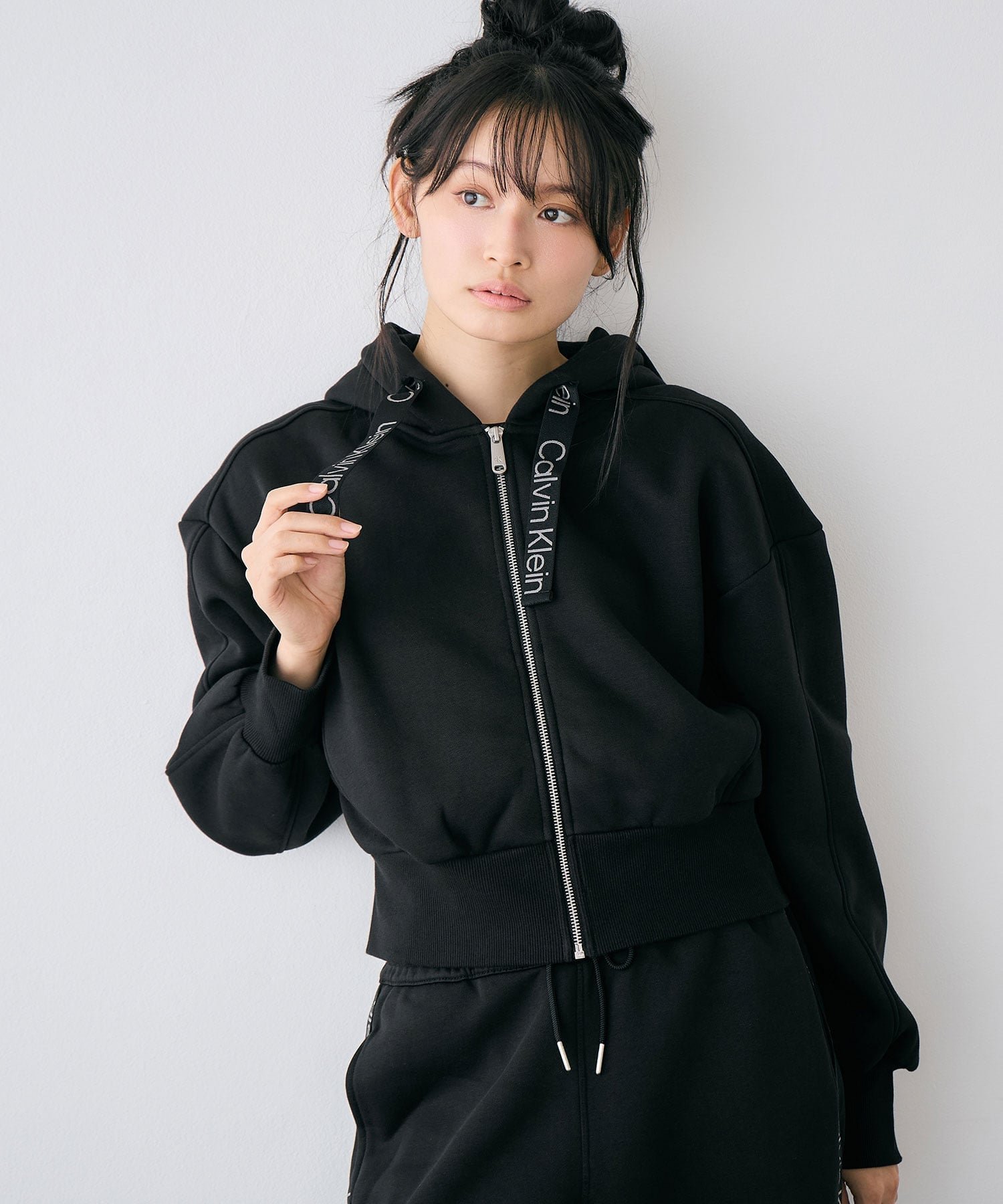 【カルバンクライン/Calvin Klein】の【公式ショップ】 カルバンクライン フル ジップ スウェット パーカー Calvin Klein Jeans 47D284G インテリア・キッズ・メンズ・レディースファッション・服の通販 founy(ファニー) 　ファッション　Fashion　レディースファッション　Fashion for Women　トップス・カットソー　Cut & Sew Tops　レディースパーカー・カジュアルフーディー　Casual Hoodies & Sweatshirts　スウェット・クルーネックトップス　Sweatshirts & Crewnecks / Relaxed Fit Sweat Tops　ジップ　Zip, Zipper　スウェット / スエット　Sweatshirt, Sweatwear　センター　Center, Center Line　パーカー　Hoodie, Parka　フォルム　Silhouette, Form　Black|ID: prp329100004693478 ipo3291000000033975889