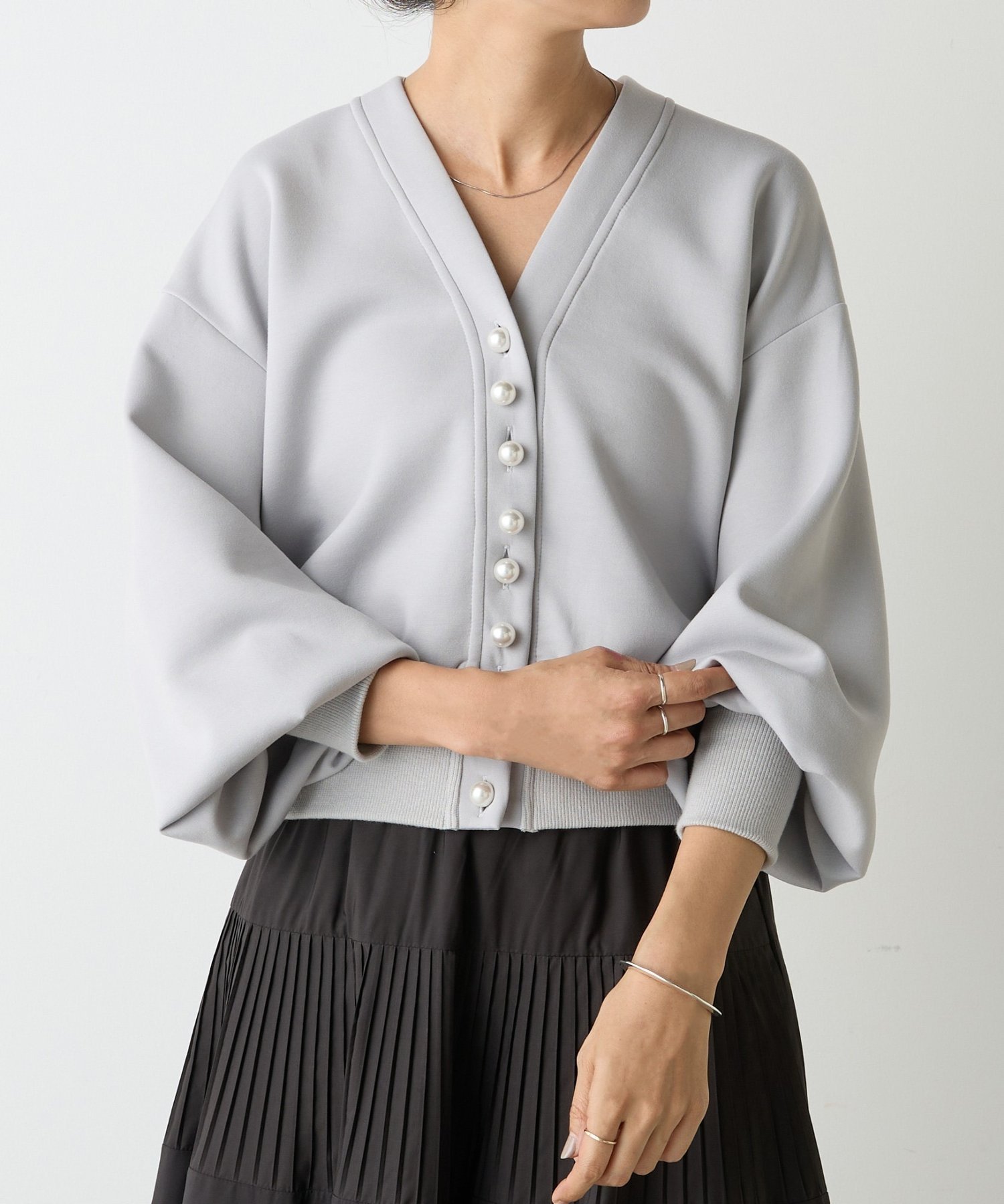【ビアズリー/BEARDSLEY】のパール釦ダンボールカーディガン インテリア・キッズ・メンズ・レディースファッション・服の通販 founy(ファニー) 　ファッション　Fashion　レディースファッション　Fashion for Women　トップス・カットソー　Cut & Sew Tops　カーディガン・羽織り　Layered Style Cardigans　おすすめ　Recommended / Our Picks　カーディガン　Cardigan, Knitwear　コンパクト　Compact, Small Size　バランス　Balance, Style Balance　パール　Pearl, Pearl Accent　グレー|ID: prp329100004693796 ipo3291000000033891960
