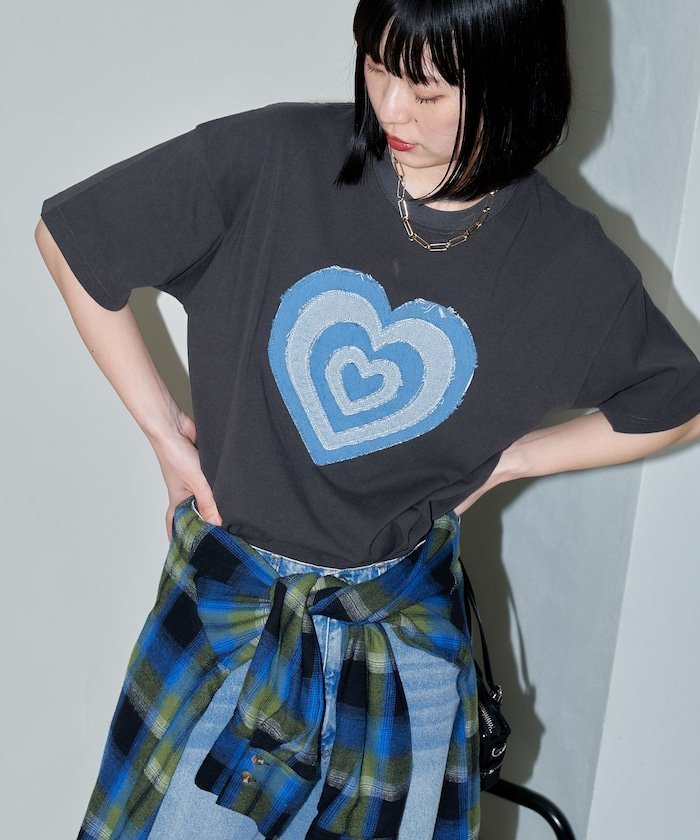 【フリークスストア/FREAK'S STORE】のダメージ ハート ドッキングTシャツ 限定展開 25SS インテリア・キッズ・メンズ・レディースファッション・服の通販 founy(ファニー) 　ファッション　Fashion　レディースファッション　Fashion for Women　トップス・カットソー　Cut & Sew Tops　シャツ・ブラウス・オフィスカジュアル　Elegant Blouses & Button-Ups　ロングTシャツ・Tシャツ　Longline T-Shirts & Tees　2025年　2025　2025春夏・S/S　Spring/Summer 2025 SS25　インナー　Innerwear　ダメージ　Distressed, Destroyed　デニム　Denim, Jeans Material　トレンド　Trend, Trending Now　ドッキング　Docking, Mixed Material　バレエ　Ballet, Ballet Style　モチーフ　Motif, Design Theme　夏　Summer　S/S・春夏　SS, Spring/Summer, Warm Season　チャコールグレー|ID: prp329100004693997 ipo3291000000033894035