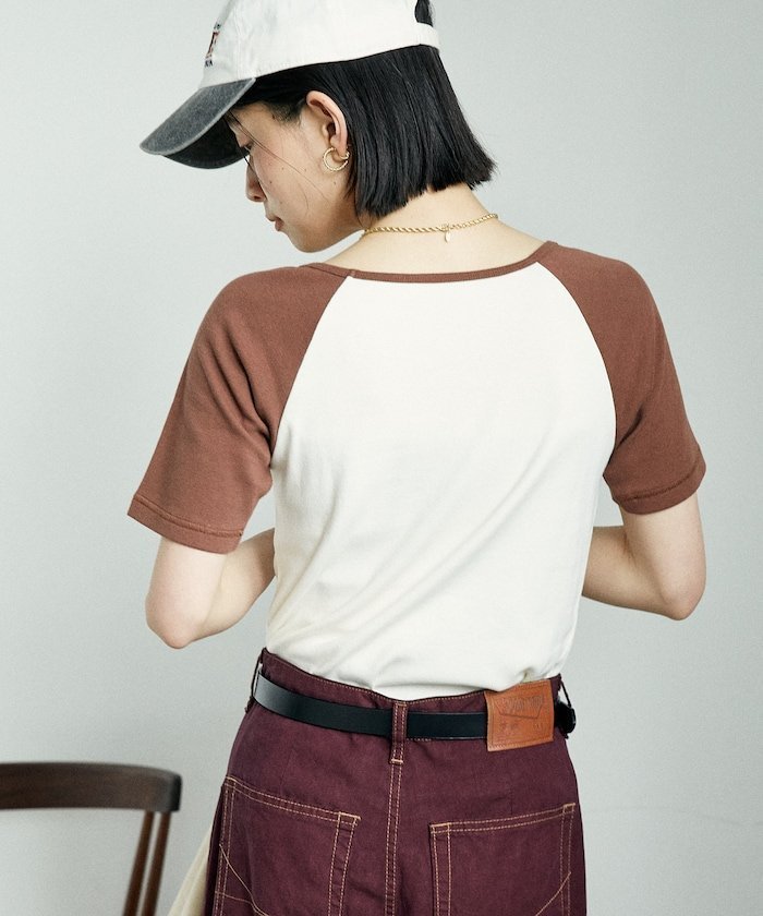【フリークスストア/FREAK'S STORE】のバレエネック 配色ラグランTシャツ 25SS インテリア・キッズ・メンズ・レディースファッション・服の通販 founy(ファニー) 　ファッション　Fashion　レディースファッション　Fashion for Women　トップス・カットソー　Cut & Sew Tops　シャツ・ブラウス・オフィスカジュアル　Elegant Blouses & Button-Ups　ロングTシャツ・Tシャツ　Longline T-Shirts & Tees　2025年　2025　2025春夏・S/S　Spring/Summer 2025 SS25　コンパクト　Compact, Small Size　デコルテ　Décolleté, Neckline　トレンド　Trend, Trending Now　バランス　Balance, Style Balance　バレエ　Ballet, Ballet Style　フィット　Fit, Slim Fit　夏　Summer　S/S・春夏　SS, Spring/Summer, Warm Season　ナチュラル×ブラウン|ID: prp329100004694042 ipo3291000000033894494