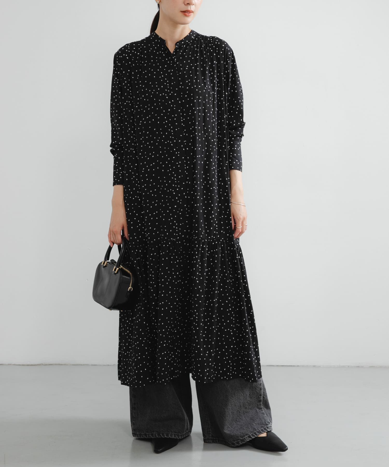 【アーバンリサーチ/URBAN RESEARCH】のギャザーティアードワンピース インテリア・キッズ・メンズ・レディースファッション・服の通販 founy(ファニー) 　ファッション　Fashion　レディースファッション　Fashion for Women　ワンピース　Dresses　2025年　2025　2025-2026秋冬・A/W　Autumn/Winter 2025–26 AW25–26　冬　Winter / This Winter　おすすめ　Recommended / Our Picks　カーディガン　Cardigan, Knitwear　ジャケット　Jacket, Outerwear　ダウン　Down, Puffer　フロント　Front, Front Design　ロング　Long, Long-Length　エレガント 上品　Elegant　A/W・秋冬　Autumn/Winter　チャコールグレー|ID: prp329100004694176 ipo3291000000033895267