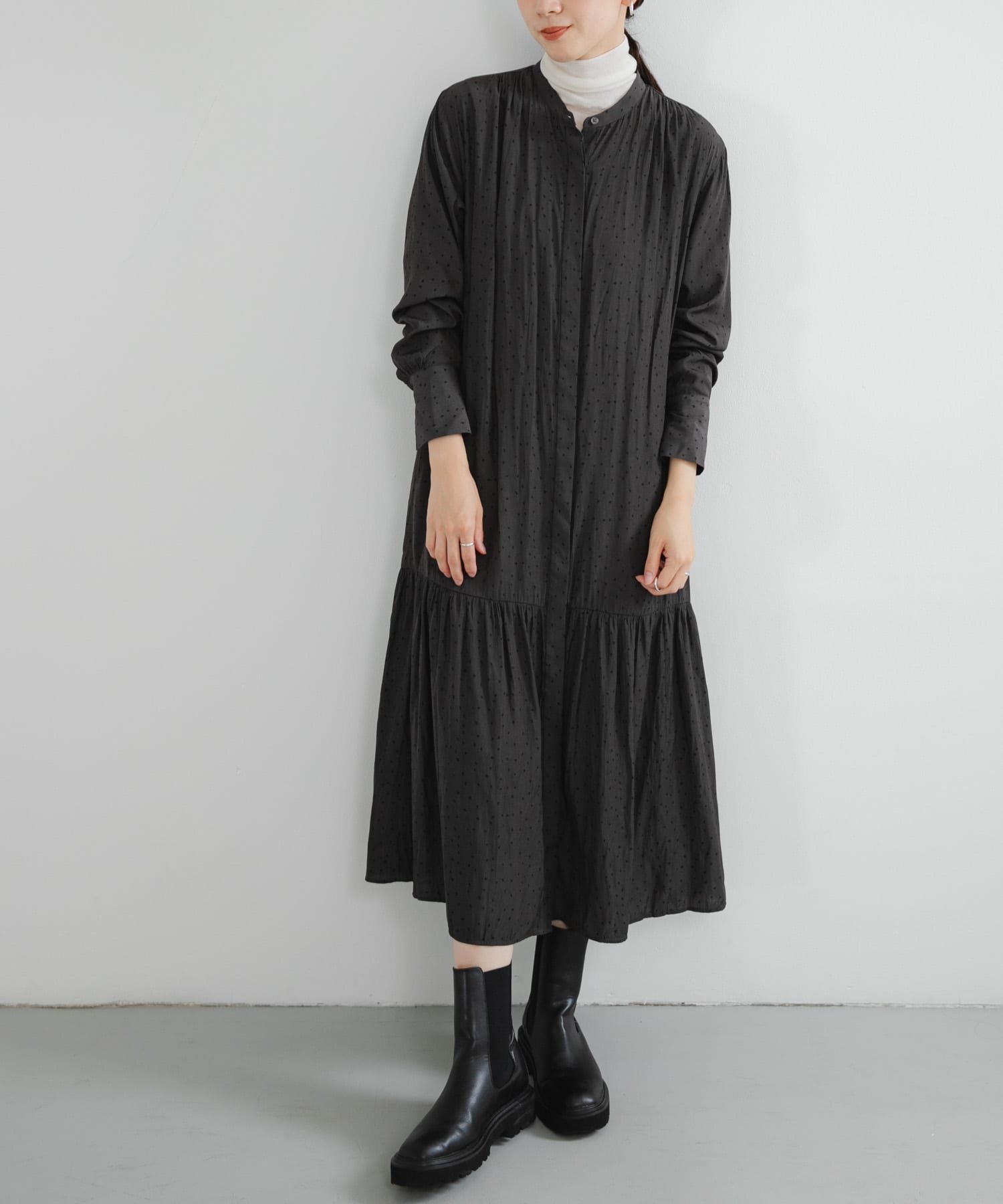 【アーバンリサーチ/URBAN RESEARCH】のギャザーティアードワンピース インテリア・キッズ・メンズ・レディースファッション・服の通販 founy(ファニー) 　ファッション　Fashion　レディースファッション　Fashion for Women　ワンピース　Dresses　2025年　2025　2025-2026秋冬・A/W　Autumn/Winter 2025–26 AW25–26　冬　Winter / This Winter　おすすめ　Recommended / Our Picks　カーディガン　Cardigan, Knitwear　ジャケット　Jacket, Outerwear　ダウン　Down, Puffer　フロント　Front, Front Design　ロング　Long, Long-Length　エレガント 上品　Elegant　A/W・秋冬　Autumn/Winter　ブラック|ID: prp329100004694176 ipo3291000000033895268