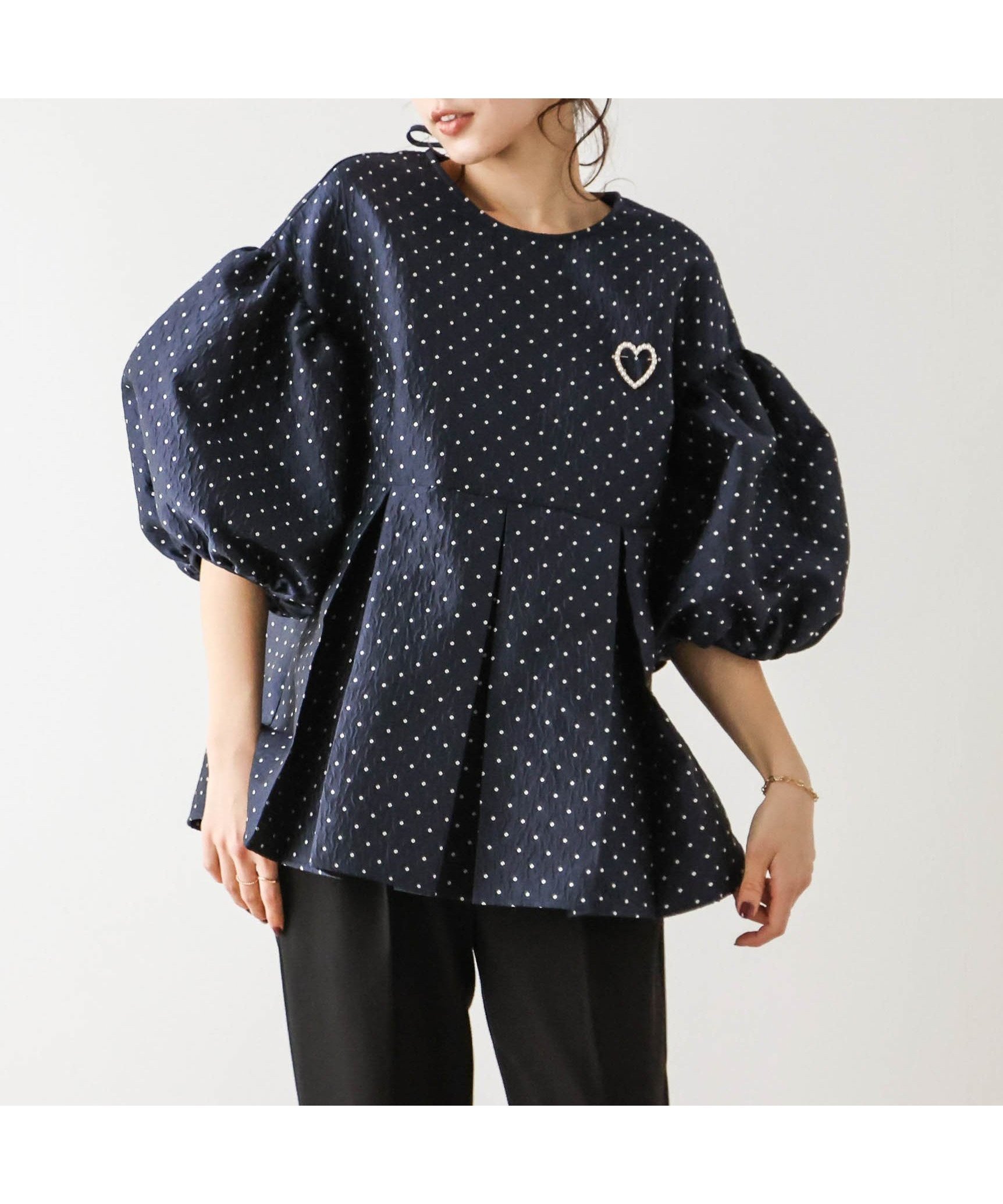 【ラジュール/Lajour】の日本製ブローチ付きプルオーバー インテリア・キッズ・メンズ・レディースファッション・服の通販 founy(ファニー) 　ファッション　Fashion　レディースファッション　Fashion for Women　トップス・カットソー　Cut & Sew Tops　カジュアルプルオーバー・ニットトップス　Pullovers & Knit Tops / Casual Pullovers　ドット　Polka Dot, Dot Pattern　パール　Pearl, Pearl Accent　フェミニン　Feminine, Girly　ブローチ　Brooch, Pin Brooch　プリーツ　Pleats, Pleated　ペプラム　Peplum, Flared Hem　ボックス　Boxy, Box Shape　リボン　Ribbon, Bow　エレガント 上品　Elegant　日本製　Made In Japan　ネイビー|ID: prp329100004694450 ipo3291000000033897506