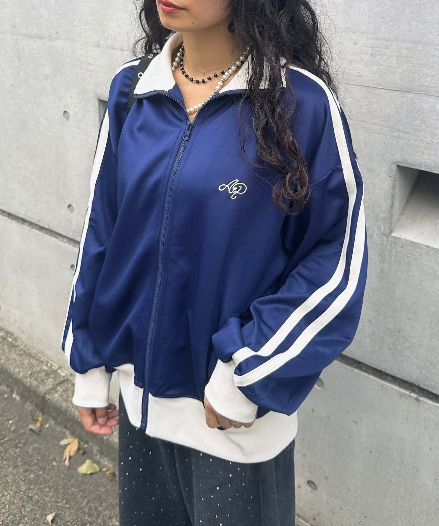 【アズノウアズ プラス/AS KNOW AS plus】の◎ワンポイント刺繍ロゴ サイドライントラックジャケット インテリア・キッズ・メンズ・レディースファッション・服の通販 founy(ファニー) 　ファッション　Fashion　レディースファッション　Fashion for Women　アウター　Coat / Outerwear Collection　レディースジャケット・軽アウター　Jackets　カーゴパンツ　Cargo Pants, Utility Pants　ジャケット　Jacket, Outerwear　ストレッチ　Stretch, Stretchy Fabric　デニム　Denim, Jeans Material　ワンポイント　One Point, Statement Accent　再入荷　Restock / Back in Stock　NVXIV5|ID: prp329100004694650 ipo3291000000033899352