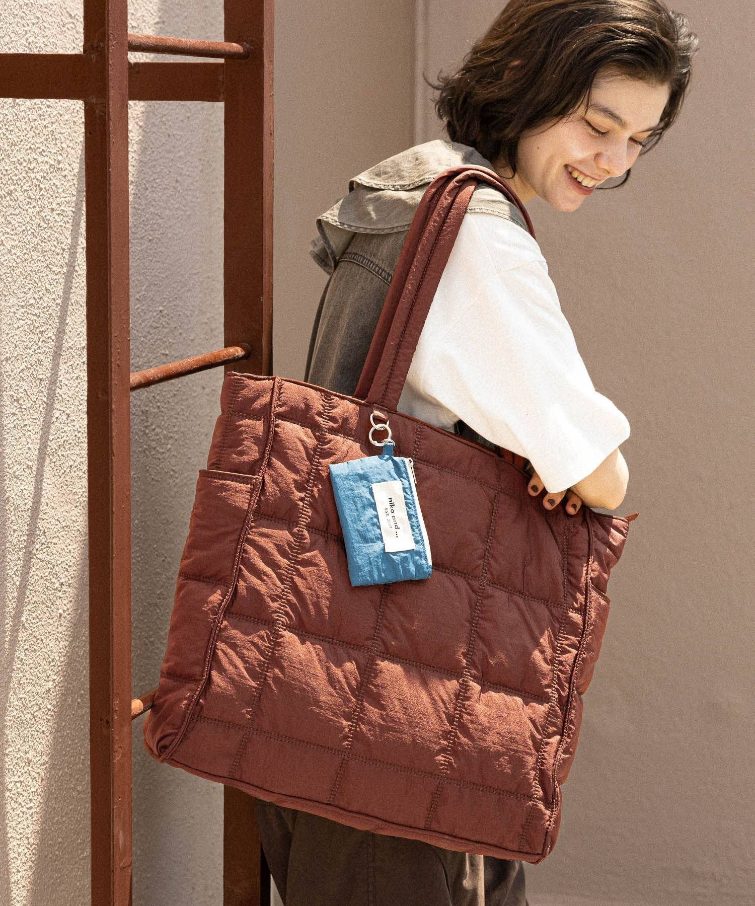 【ニコアンド/niko and】のオリジナルポーチ付きキルトトートバッグL インテリア・キッズ・メンズ・レディースファッション・服の通販 founy(ファニー) 　ファッション　Fashion　レディースファッション　Fashion for Women　バッグ　Bags　ポーチ&ミニバッグ　Pouches & Mini Bags　キルティング　Quilted, Quilting　キルト　Quilt, Quilted Fabric　キーホルダー　Keychain, Key Holder　今季　This Season, Current Season　スクエア　Square, Square Shape　財布　Wallet, Purse　チャーム　Charm, Pendant　フィット　Fit, Slim Fit　ポケット　Pocket, Pocket Detail　ポーチ　Pouch, Small Case　マグネット　Magnet, Magnetic Closure　リップ　Lip, Lip Motif　おすすめ　Recommended / Our Picks　旅行　Travel　ビジネス 仕事 通勤　Business / Work / Commuting　ブラウン【WEB+大型店限定】|ID: prp329100004694920 ipo3291000000033901805