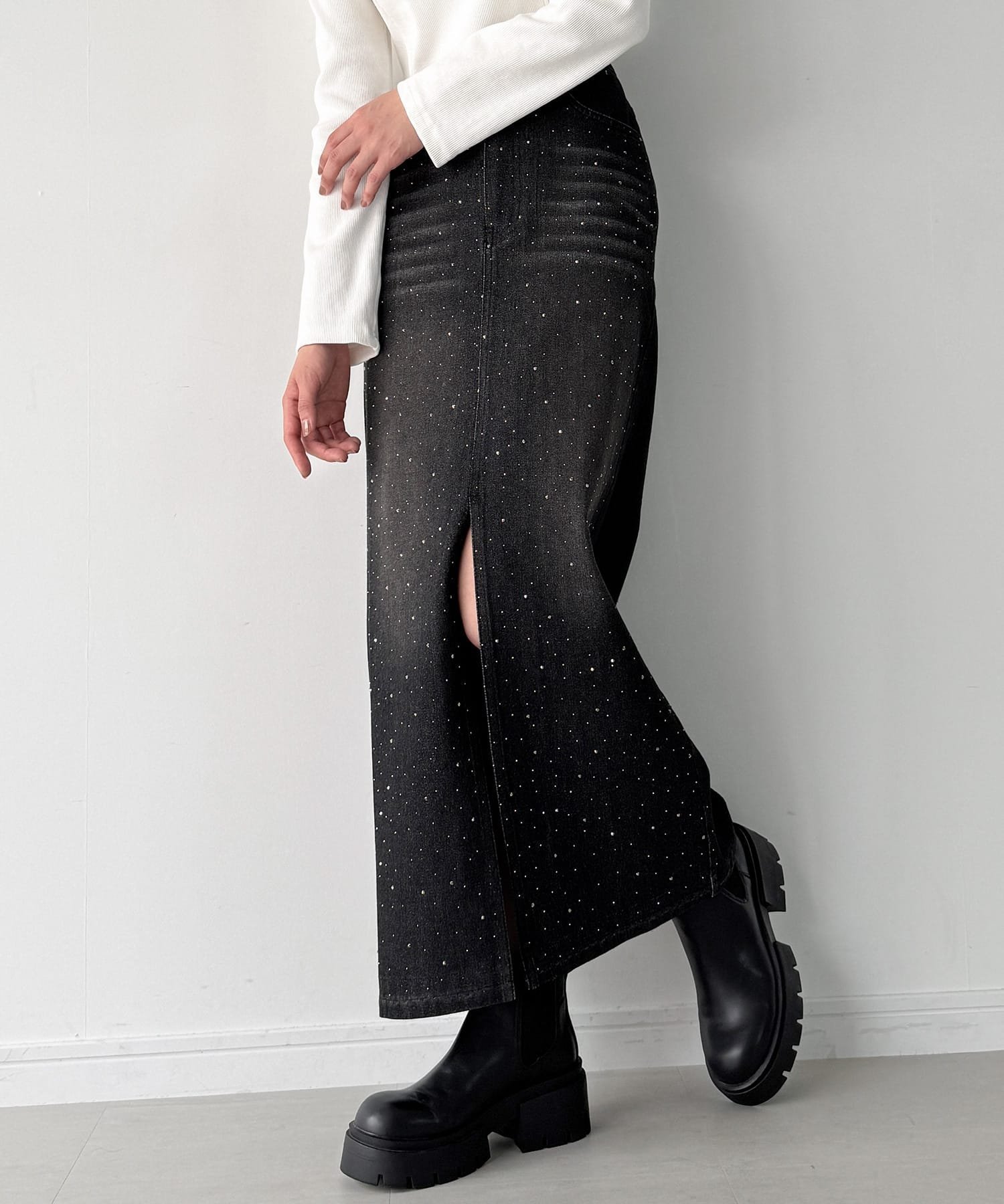 【ジュノア/JUNOAH】のラインストーンセンタースリットデニムスカート 人気、トレンドファッション・服の通販 founy(ファニー) 　ファッション　Fashion　レディースファッション　Fashion for Women　スカート　Skirts　デニムスカート・カジュアルスカート　Denim Skirts　 other-1|ID: prp329100004695944 ipo3291000000033910967
