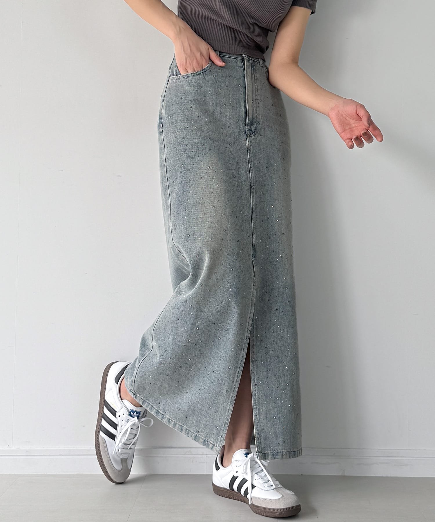 【ジュノア/JUNOAH】のラインストーンセンタースリットデニムスカート インテリア・キッズ・メンズ・レディースファッション・服の通販 founy(ファニー) 　ファッション　Fashion　レディースファッション　Fashion for Women　スカート　Skirts　デニムスカート・カジュアルスカート　Denim Skirts　ライトブルー|ID: prp329100004695944 ipo3291000000033910972