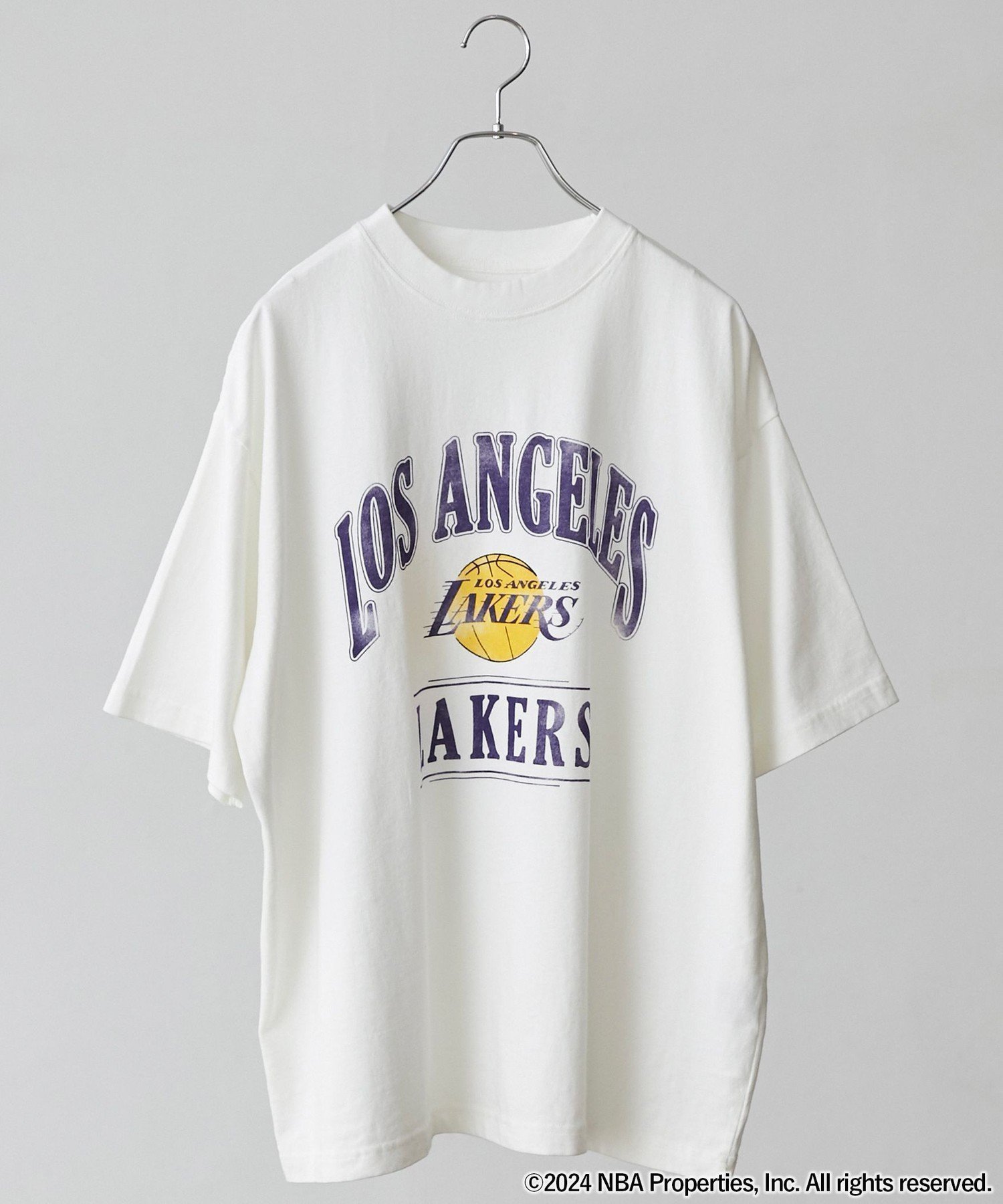 【コーエン/COEN】のNBA別注グラフィックTシャツ(WEB限定カラー) 人気、トレンドファッション・服の通販 founy(ファニー) 　ファッション　Fashion　レディースファッション　Fashion for Women　トップス・カットソー　Cut & Sew Tops　シャツ・ブラウス・オフィスカジュアル　Elegant Blouses & Button-Ups　ロングTシャツ・Tシャツ　Longline T-Shirts & Tees　ウォッシュ　Washed Finish　ヴィンテージ　Vintage Style　カーゴパンツ　Cargo Pants, Utility Pants　グラフィック　Graphic, Graphic Design　ショーツ　Shorts, Short Pants　デニム　Denim, Jeans Material　ニューヨーク　New York, NYC Style　人気　Popular, Best Seller　パープル　Purple, Violet　別注　Limited Edition, Custom Order　 other-1|ID: prp329100004695974 ipo3291000000033911215