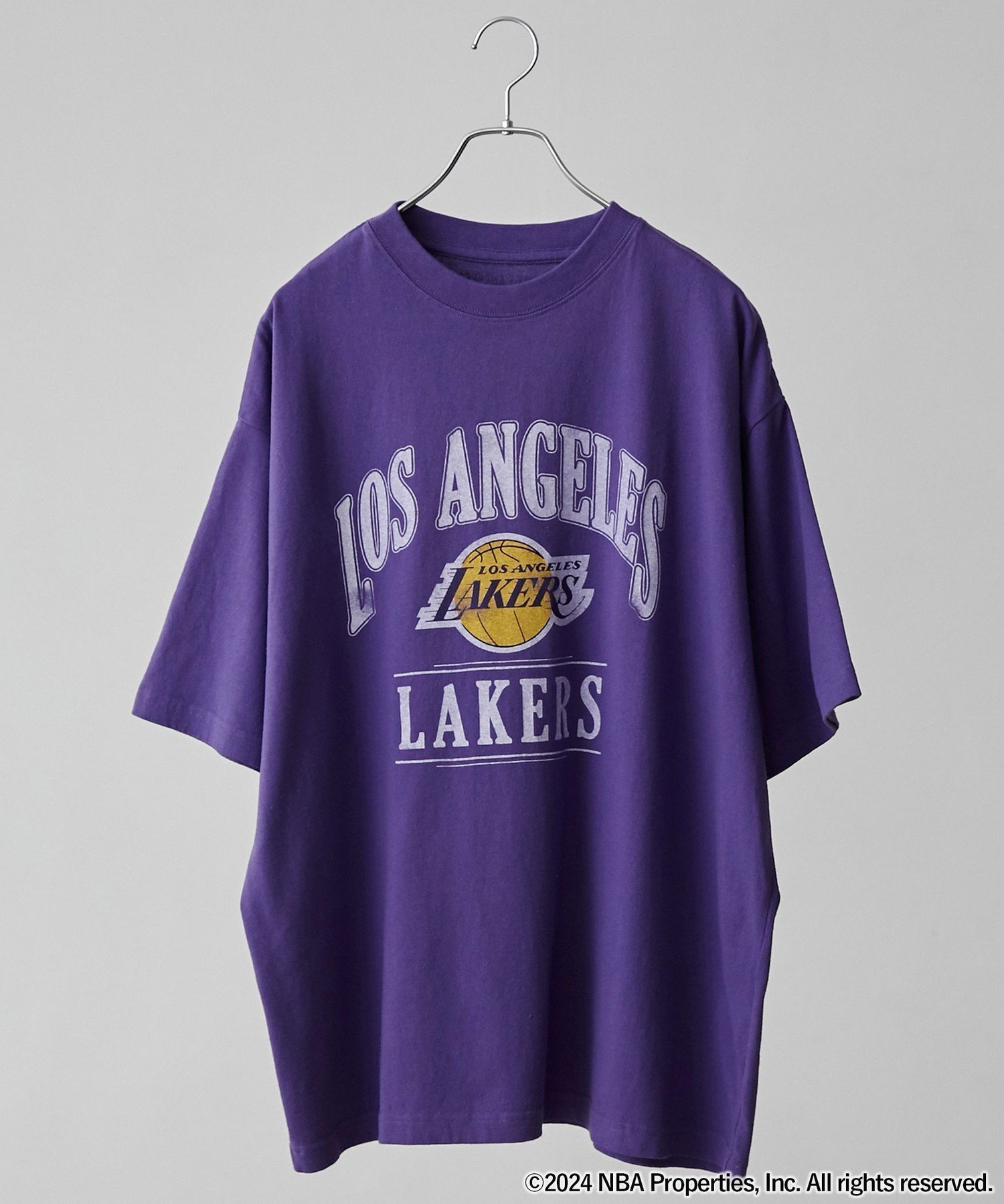【コーエン/COEN】のNBA別注グラフィックTシャツ(WEB限定カラー) インテリア・キッズ・メンズ・レディースファッション・服の通販 founy(ファニー) 　ファッション　Fashion　レディースファッション　Fashion for Women　トップス・カットソー　Cut & Sew Tops　シャツ・ブラウス・オフィスカジュアル　Elegant Blouses & Button-Ups　ロングTシャツ・Tシャツ　Longline T-Shirts & Tees　ウォッシュ　Washed Finish　ヴィンテージ　Vintage Style　カーゴパンツ　Cargo Pants, Utility Pants　グラフィック　Graphic, Graphic Design　ショーツ　Shorts, Short Pants　デニム　Denim, Jeans Material　ニューヨーク　New York, NYC Style　人気　Popular, Best Seller　パープル　Purple, Violet　別注　Limited Edition, Custom Order　PURPLE|ID: prp329100004695974 ipo3291000000033911227