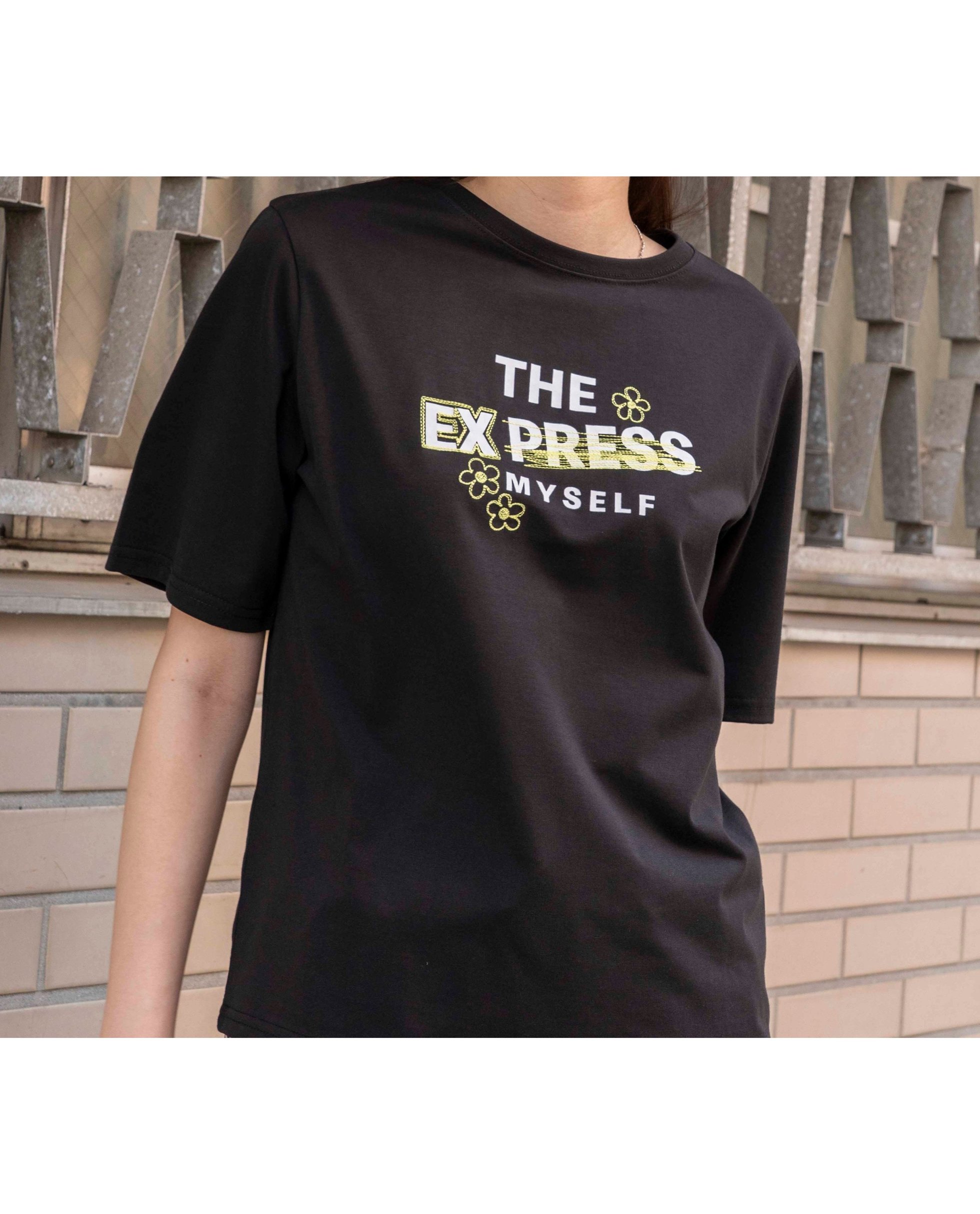 【その他のブランド/Other】のフラワー×ロゴ刺しゅうTシャツ インテリア・キッズ・メンズ・レディースファッション・服の通販 founy(ファニー) 　ファッション　Fashion　レディースファッション　Fashion for Women　トップス・カットソー　Cut & Sew Tops　シャツ・ブラウス・オフィスカジュアル　Elegant Blouses & Button-Ups　ロングTシャツ・Tシャツ　Longline T-Shirts & Tees　インナー　Innerwear　カーゴパンツ　Cargo Pants, Utility Pants　今季　This Season, Current Season　サンダル　Sandals, Summer Shoes　シンプル　Simple, Minimal　ジャケット　Jacket, Outerwear　スニーカー　Sneakers, Trainers　スラックス　Slacks, Dress Pants　デニム　Denim, Jeans Material　フェミニン　Feminine, Girly　フラット　Flat, Flat Shoes　フラワー　Flower, Floral　フレア　Flare, Flared　フロント　Front, Front Design　プリント　Print, Printed Pattern　ベーシック　Basic, Essential　ボトム　Bottoms, Lower Wear　ミックス　Mix, Mixed Style　モチーフ　Motif, Design Theme　ロング　Long, Long-Length　おすすめ　Recommended / Our Picks　ブラック|ID: prp329100004696024 ipo3291000000033911587
