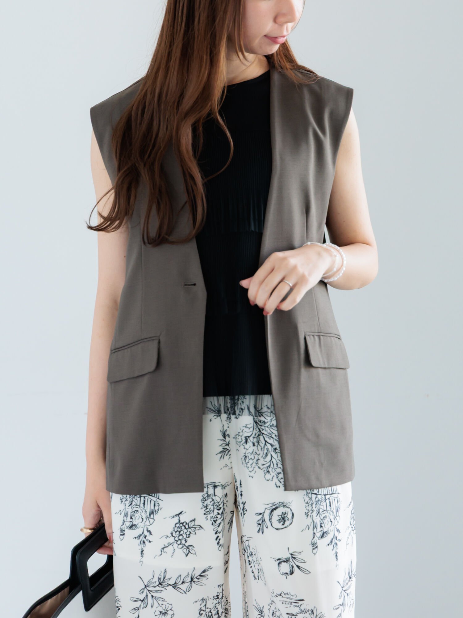 【テチチ/Te chichi】の麻調Yカラージレ インテリア・キッズ・メンズ・レディースファッション・服の通販 founy(ファニー) 　ファッション　Fashion　レディースファッション　Fashion for Women　アウター　Coat / Outerwear Collection　トップス・カットソー　Cut & Sew Tops　ベスト&ジレ / 重ね着スタイル　Vests & Gilets　リネン　Linen, Linen Fabric　夏　Summer　チャコールグレー|ID: prp329100004696074 ipo3291000000033912071