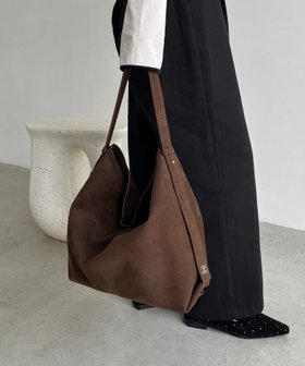 【カプリシューレマージュ/CAPRICIEUX LEMAGE】の【WEB限定カラー・ブラック/大容量】2WAYワンハンドルバッグ 人気、トレンドファッション・服の通販 founy(ファニー) ファッション Fashion レディースファッション Fashion for Women バッグ Bags フラップ Flap, Flap Pocket ループ Loop, Loop Knit ワンポイント One Point, Statement Accent 再入荷 Restock / Back in Stock おすすめ Recommended / Our Picks ビジネス 仕事 通勤 Business / Work / Commuting |ID:prp329100004696153