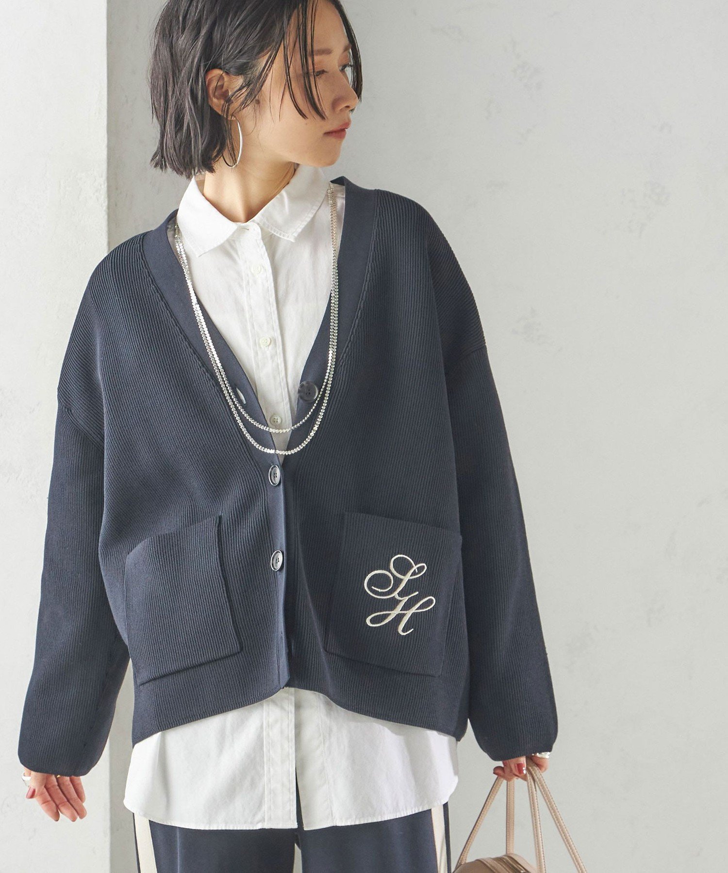【シップス フォー ウィメン/SHIPS】の手洗い可能 ワンポイント 刺繍 Vネック カーディガン インテリア・キッズ・メンズ・レディースファッション・服の通販 founy(ファニー) 　ファッション　Fashion　レディースファッション　Fashion for Women　トップス・カットソー　Cut & Sew Tops　カーディガン・羽織り　Layered Style Cardigans　Vネックトップス　V-Neck Tops / V-Cut Neckline Shirts　カーディガン　Cardigan, Knitwear　コンパクト　Compact, Small Size　セットアップ　Set-Up, Coordinated Outfit　デニム　Denim, Jeans Material　トレンド　Trend, Trending Now　ボトム　Bottoms, Lower Wear　ポケット　Pocket, Pocket Detail　ワイド　Wide, Wide Fit　ワンポイント　One Point, Statement Accent　おすすめ　Recommended / Our Picks　2025年　2025　2025春夏・S/S　Spring/Summer 2025 SS25　ネイビー|ID: prp329100004696568 ipo3291000000033916016