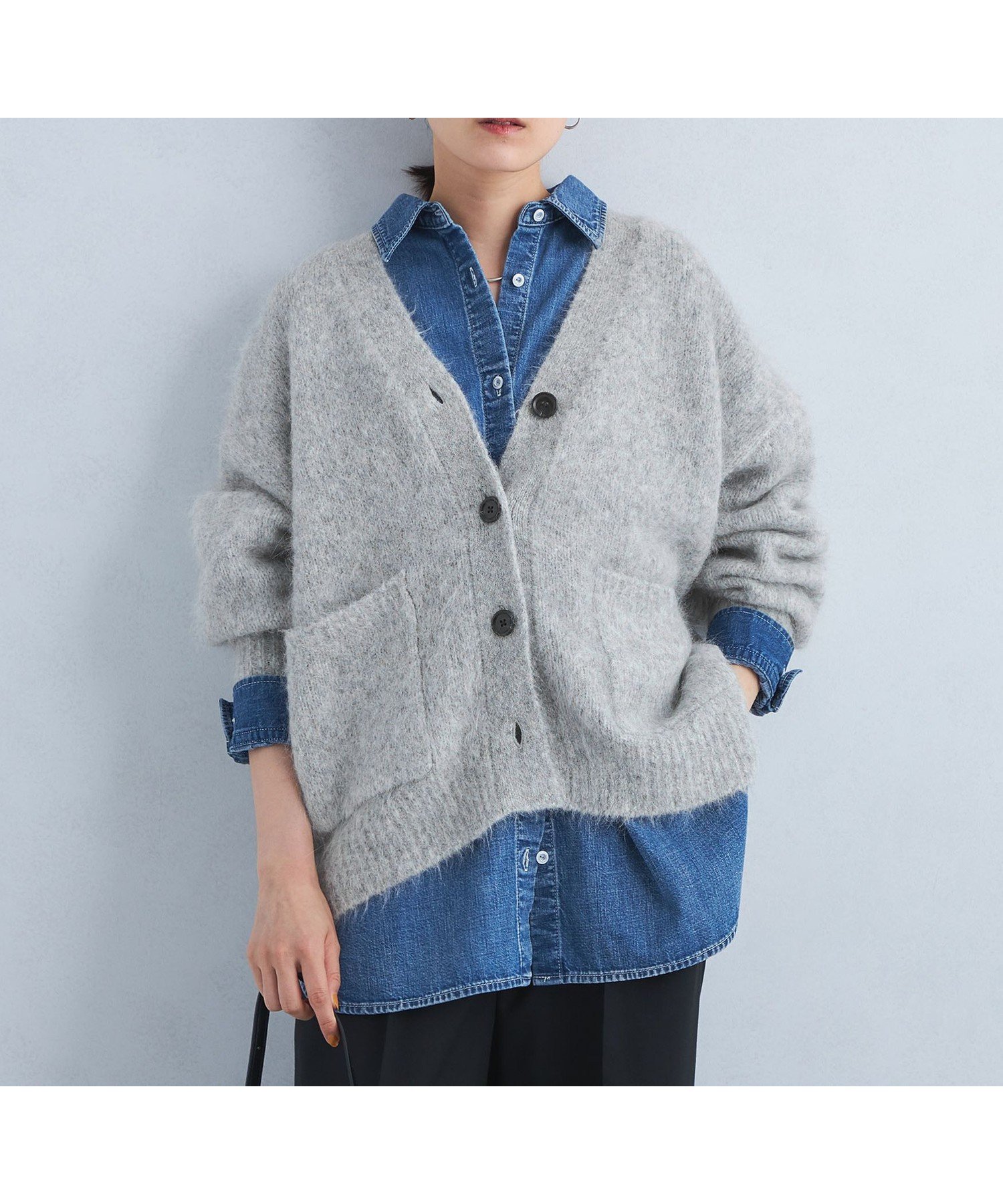 【ユナイテッドアローズ/UNITED ARROWS】のアルパカシャギー Vネックカーディガン インテリア・キッズ・メンズ・レディースファッション・服の通販 founy(ファニー) 　ファッション　Fashion　レディースファッション　Fashion for Women　トップス・カットソー　Cut & Sew Tops　カーディガン・羽織り　Layered Style Cardigans　Vネックトップス　V-Neck Tops / V-Cut Neckline Shirts　インナー　Innerwear　ウェーブ　Wavy Pattern　エアリー　Airy Texture　秋　Autumn　カーディガン　Cardigan, Knitwear　サロペット　Overalls, Salopette　デニム　Denim, Jeans Material　パッチ　Patch, Appliqué　フェミニン　Feminine, Girly　フロント　Front, Front Design　ベスト　Vest, Waistcoat　ポケット　Pocket, Pocket Detail　冬　Winter / This Winter　アウトレット　Outlet / Clearance　クリスマス X'mas　Christmas / X'mas　ギフト プレゼント　Gift / Present　LT.GRAY|ID: prp329100004696664 ipo3291000000033950938