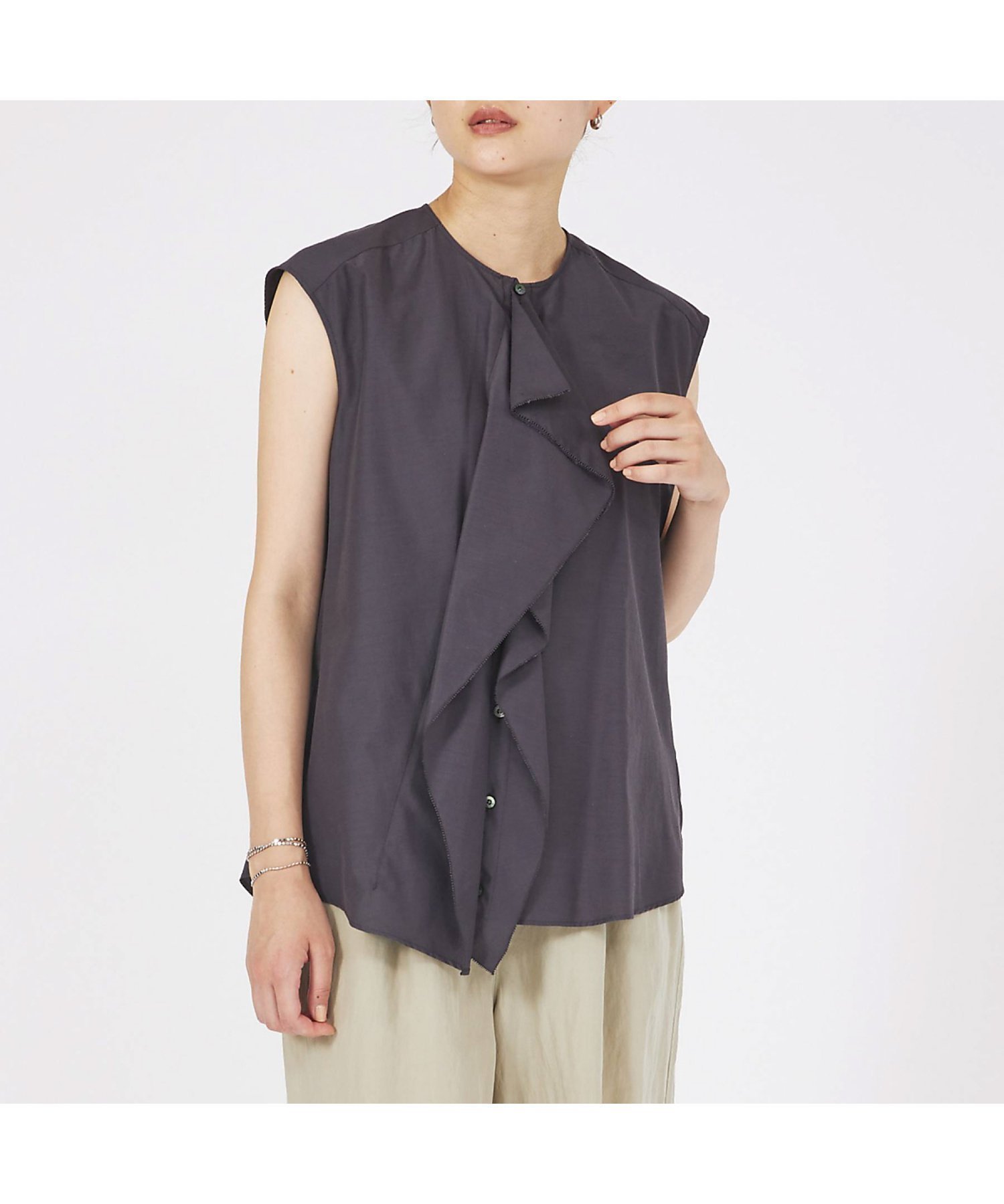 【カリテ/qualite】のフロントラッフルノースリーブブラウス インテリア・キッズ・メンズ・レディースファッション・服の通販 founy(ファニー) 　ファッション　Fashion　レディースファッション　Fashion for Women　トップス・カットソー　Cut & Sew Tops　キャミソール&ノースリーブ　Camisoles & Sleeveless Tops　シャツ・ブラウス・オフィスカジュアル　Elegant Blouses & Button-Ups　おすすめ　Recommended / Our Picks　ジャケット　Jacket, Outerwear　ドレープ　Drape, Draping Fabric　フロント　Front, Front Design　夏　Summer　羽織　Haori, Light Jacket　ビジネス 仕事 通勤　Business / Work / Commuting　チャコールグレー|ID: prp329100004697175 ipo3291000000033919788