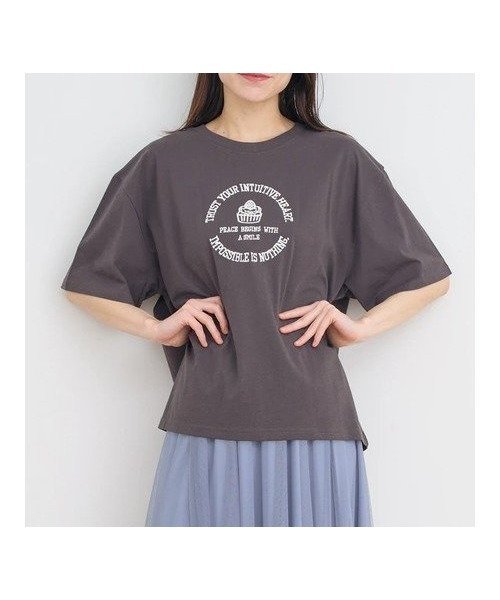 【その他のブランド/Other】の【接触冷感】デザートロゴ刺繍Tシャツ インテリア・キッズ・メンズ・レディースファッション・服の通販 founy(ファニー) 　ファッション　Fashion　レディースファッション　Fashion for Women　トップス・カットソー　Cut & Sew Tops　シャツ・ブラウス・オフィスカジュアル　Elegant Blouses & Button-Ups　ロングTシャツ・Tシャツ　Longline T-Shirts & Tees　おすすめ　Recommended / Our Picks　サークル　Circle, Round Design　シンプル　Simple, Minimal　ストライプ　Stripe, Striped Pattern　チェック　Check, Plaid, Tartan　デザート　Dessert, Sweet Treat　デニム　Denim, Jeans Material　モチーフ　Motif, Design Theme　リラックス　Relax, Relaxed Fit　濃グレー|ID: prp329100004697260 ipo3291000000033920391