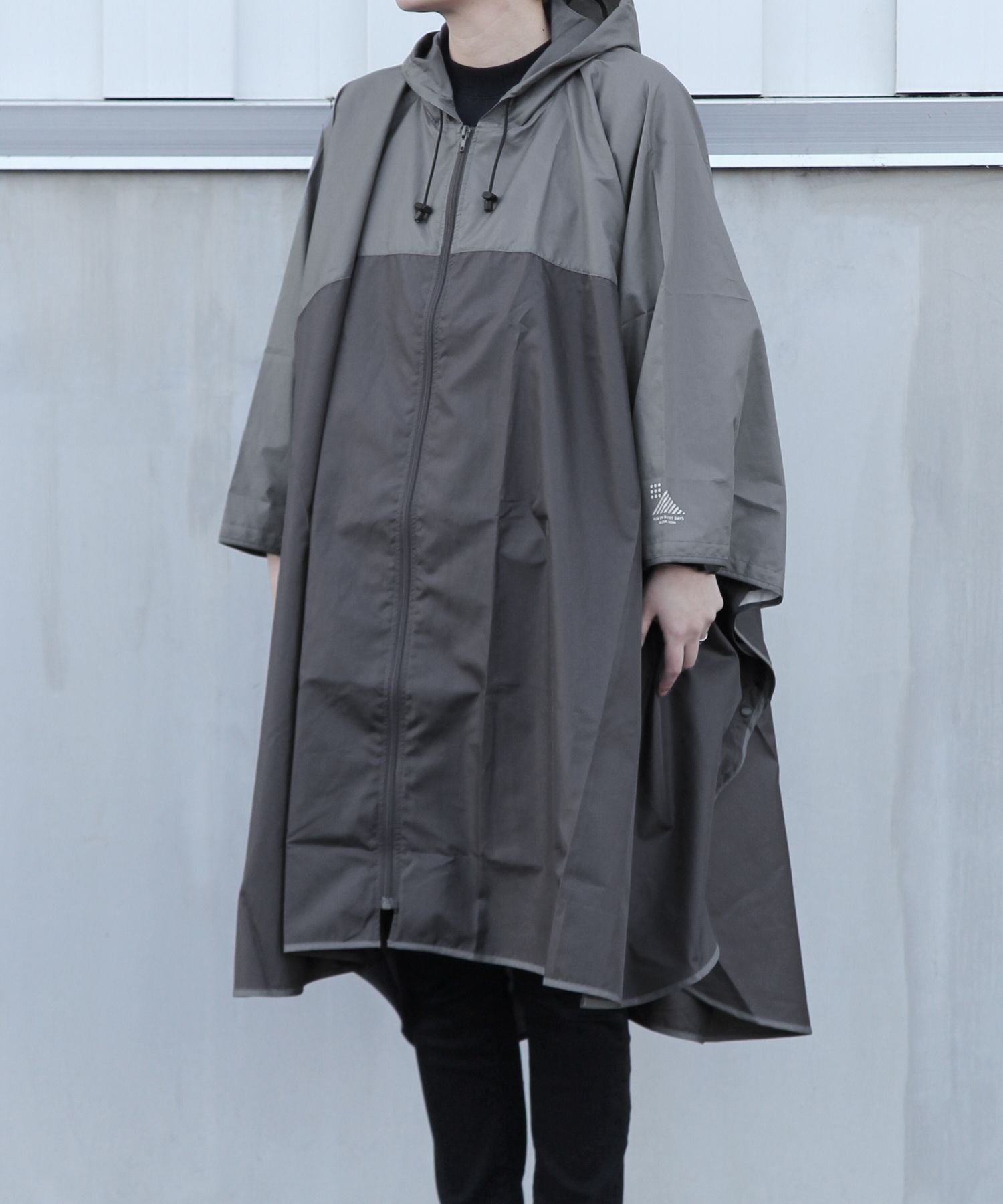 【グローバルワーク/GLOBAL WORK】のバイカラーレインポンチョ インテリア・キッズ・メンズ・レディースファッション・服の通販 founy(ファニー) 　ファッション　Fashion　レディースファッション　Fashion for Women　アウター　Coat / Outerwear Collection　ポンチョ・ケープコート　Ponchos & Capes　アウトドア　Outdoor Clothing　コンパクト　Compact, Small Size　スポーツ　Sports, Activewear　軽量　Lightweight, Ultra Light　チャコールグレー15|ID: prp329100004697263 ipo3291000000033920402