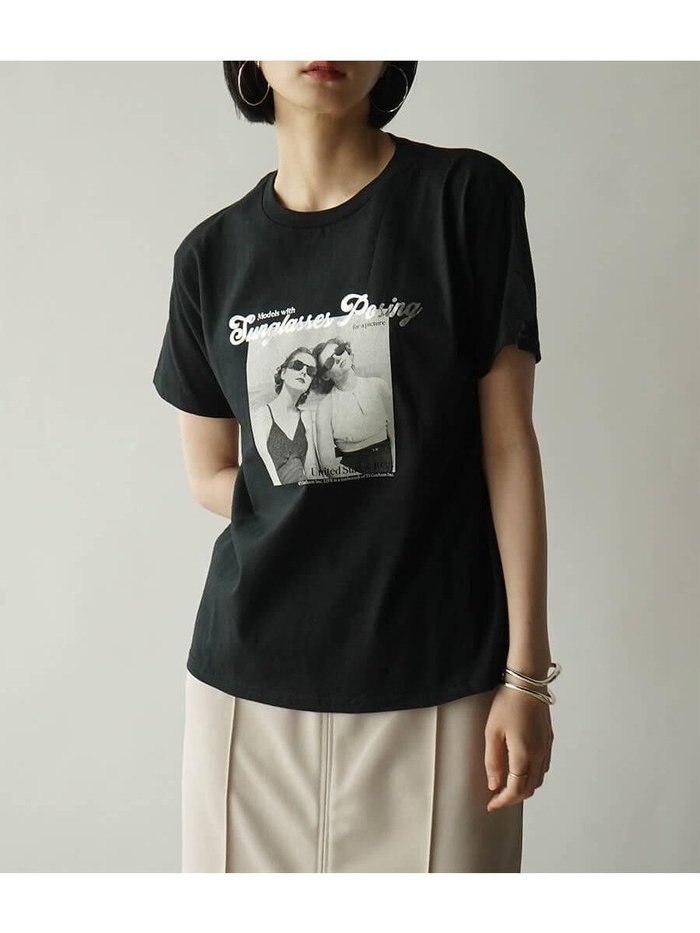 【ラシュッド/LASUD】のグラフィックTシャツ(SUNGLASSES POSING) インテリア・キッズ・メンズ・レディースファッション・服の通販 founy(ファニー) https://founy.com/ ファッション Fashion レディースファッション Fashion for Women トップス・カットソー Cut & Sew Tops シャツ・ブラウス・オフィスカジュアル Elegant Blouses & Button-Ups ロングTシャツ・Tシャツ Longline T-Shirts & Tees サングラス&メガネ Sunglasses & Eyewear グラフィック Graphic, Graphic Design コレクション Collection, Seasonal Line バランス Balance, Style Balance 雑誌 Magazine, Fashion Magazine |ID: prp329100004697563 ipo3291000000033921754