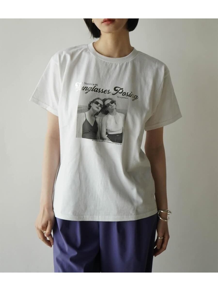 【ラシュッド/LASUD】のグラフィックTシャツ(SUNGLASSES POSING) インテリア・キッズ・メンズ・レディースファッション・服の通販 founy(ファニー) 　ファッション　Fashion　レディースファッション　Fashion for Women　トップス・カットソー　Cut & Sew Tops　シャツ・ブラウス・オフィスカジュアル　Elegant Blouses & Button-Ups　ロングTシャツ・Tシャツ　Longline T-Shirts & Tees　サングラス&メガネ　Sunglasses & Eyewear　グラフィック　Graphic, Graphic Design　コレクション　Collection, Seasonal Line　バランス　Balance, Style Balance　雑誌　Magazine, Fashion Magazine　ホワイト|ID: prp329100004697563 ipo3291000000033921759