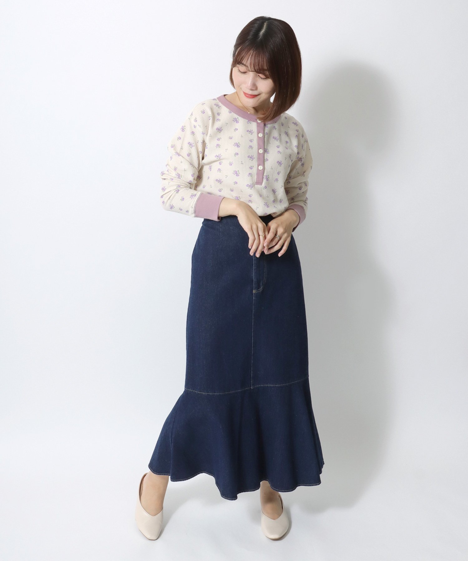 【サロン ハミュー/salong hameu】の花柄 ヘンリーネック ロンT リンガー 長袖 ルームウェア レディース インテリア・キッズ・メンズ・レディースファッション・服の通販 founy(ファニー) 　ファッション　Fashion　レディースファッション　Fashion for Women　トップス・カットソー　Cut & Sew Tops　ロングTシャツ・Tシャツ　Longline T-Shirts & Tees　花柄・フラワープリント・モチーフ　Floral Prints & Motifs / Flower Pattern Tops　アウトドア　Outdoor Clothing　インナー　Innerwear　カーゴパンツ　Cargo Pants, Utility Pants　キャミワンピース　Cami Dress, Slip Dress　シンプル　Simple, Minimal　ジャケット　Jacket, Outerwear　スニーカー　Sneakers, Trainers　スパンコール　Sequins, Sequin Embellishment　スポーツ　Sports, Activewear　スリーブ　Sleeve, Long Sleeve / Short Sleeve　ダウン　Down, Puffer　デニム　Denim, Jeans Material　人気　Popular, Best Seller　長袖　Long Sleeve, Full Sleeve　ビスチェ　Bustier, Corset Top　フィット　Fit, Slim Fit　フリル　Frill, Ruffle　プリント　Print, Printed Pattern　ベスト　Vest, Waistcoat　レース　Lace, Lace Fabric　ロング　Long, Long-Length　ワッフル　Waffle, Waffle Knit　再入荷　Restock / Back in Stock　プチプライス・低価格　Affordable / Budget Price　お家時間・ステイホーム　Stay Home / At Home　パープル系その他|ID: prp329100004697570 ipo3291000000033921813