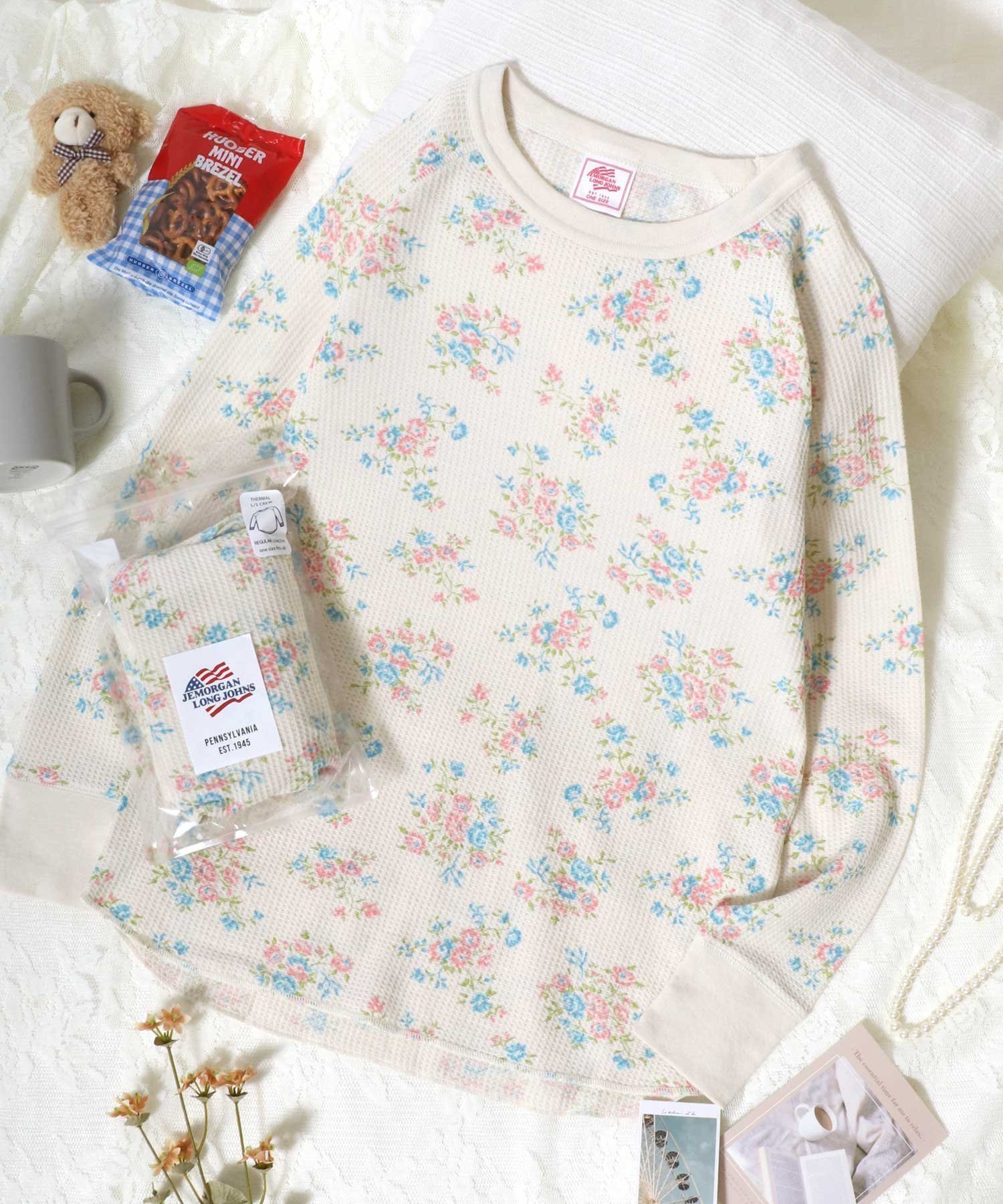 【サロン ハミュー/salong hameu】の花柄 総柄 ワッフル 長袖 Tシャツ レディース サーマル ロンT インテリア・キッズ・メンズ・レディースファッション・服の通販 founy(ファニー) 　ファッション　Fashion　レディースファッション　Fashion for Women　トップス・カットソー　Cut & Sew Tops　シャツ・ブラウス・オフィスカジュアル　Elegant Blouses & Button-Ups　ロングTシャツ・Tシャツ　Longline T-Shirts & Tees　花柄・フラワープリント・モチーフ　Floral Prints & Motifs / Flower Pattern Tops　アウトドア　Outdoor Clothing　インナー　Innerwear　春　Spring　カーゴパンツ　Cargo Pants, Utility Pants　キャミワンピース　Cami Dress, Slip Dress　サーマル　Thermal, Waffle Knit　シンプル　Simple, Minimal　ジャケット　Jacket, Outerwear　スニーカー　Sneakers, Trainers　スパンコール　Sequins, Sequin Embellishment　スポーツ　Sports, Activewear　スリーブ　Sleeve, Long Sleeve / Short Sleeve　ダウン　Down, Puffer　デニム　Denim, Jeans Material　人気　Popular, Best Seller　長袖　Long Sleeve, Full Sleeve　バレエ　Ballet, Ballet Style　ビスチェ　Bustier, Corset Top　フィット　Fit, Slim Fit　フリル　Frill, Ruffle　プリント　Print, Printed Pattern　ベスト　Vest, Waistcoat　レース　Lace, Lace Fabric　ロング　Long, Long-Length　ホワイト系その他7|ID: prp329100004697572 ipo3291000000033921828